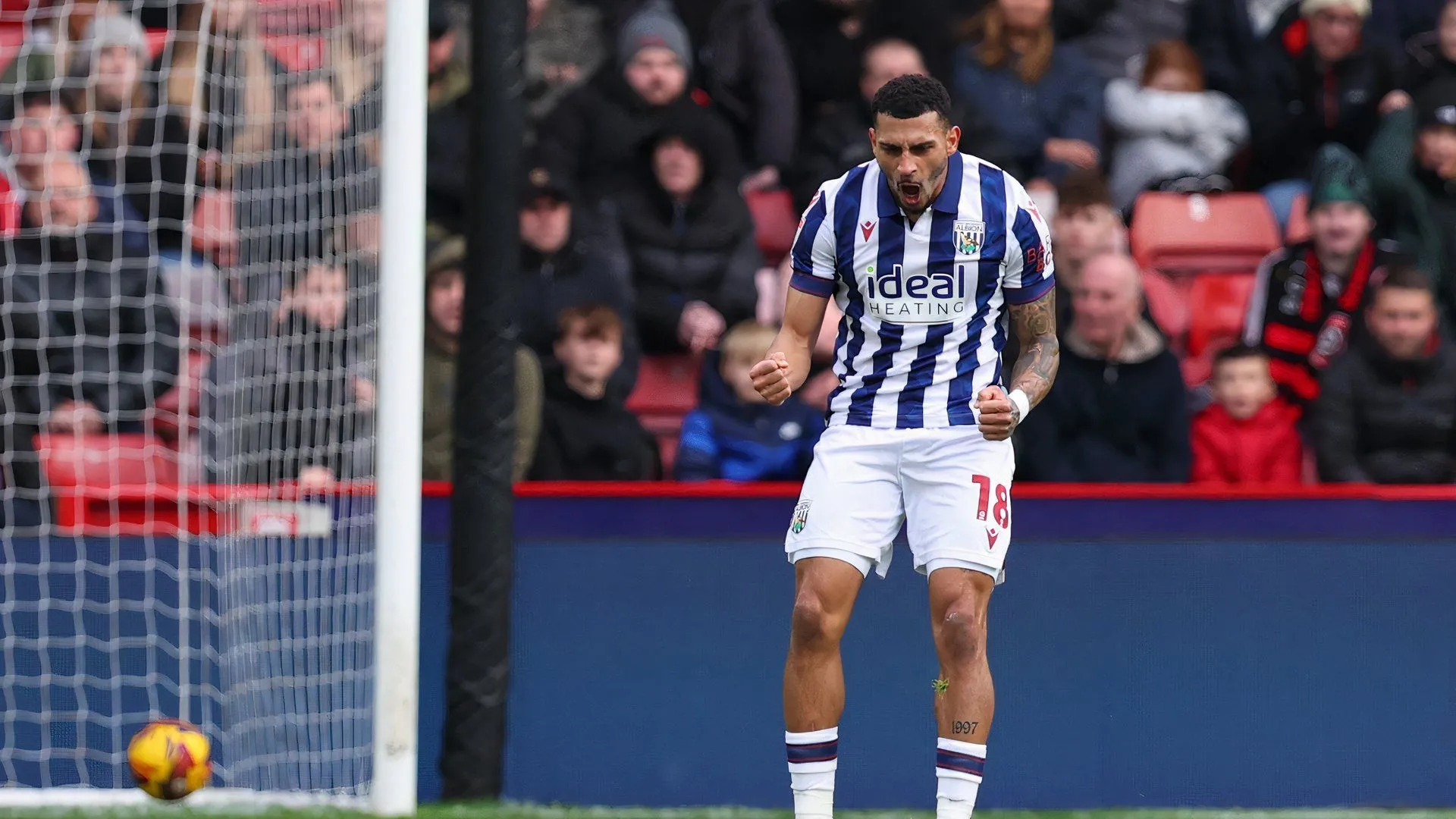 Karlan Grant ăn mừng bàn thắng cho West Brom trong trận đấu với Sheffield United, thể hiện khả năng săn bàn của anh.