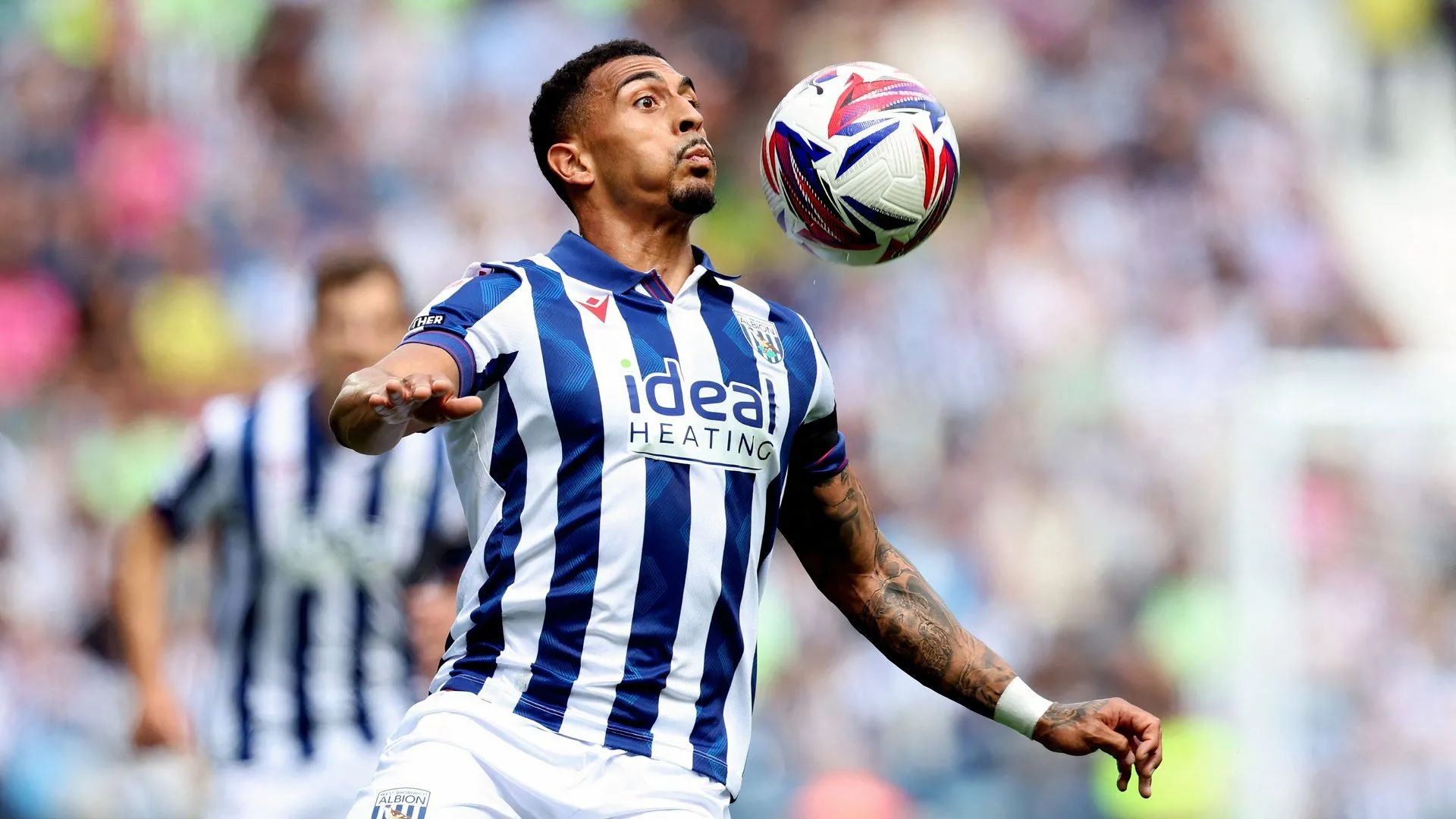Karlan Grant trong màu áo West Brom đối đầu với Leeds United tại giải Championship.