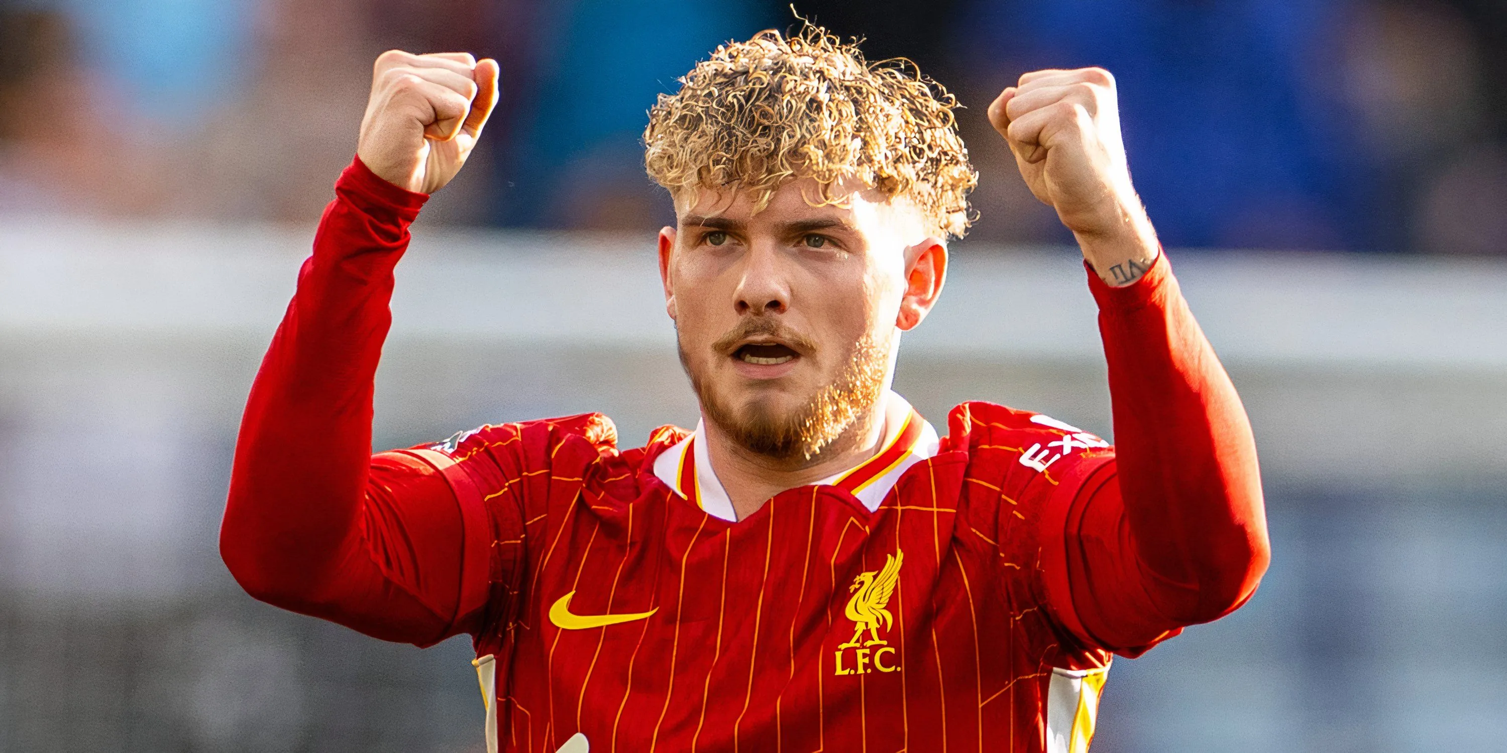 Khoảnh khắc Harvey Elliott ăn mừng sau chiến thắng của Liverpool
