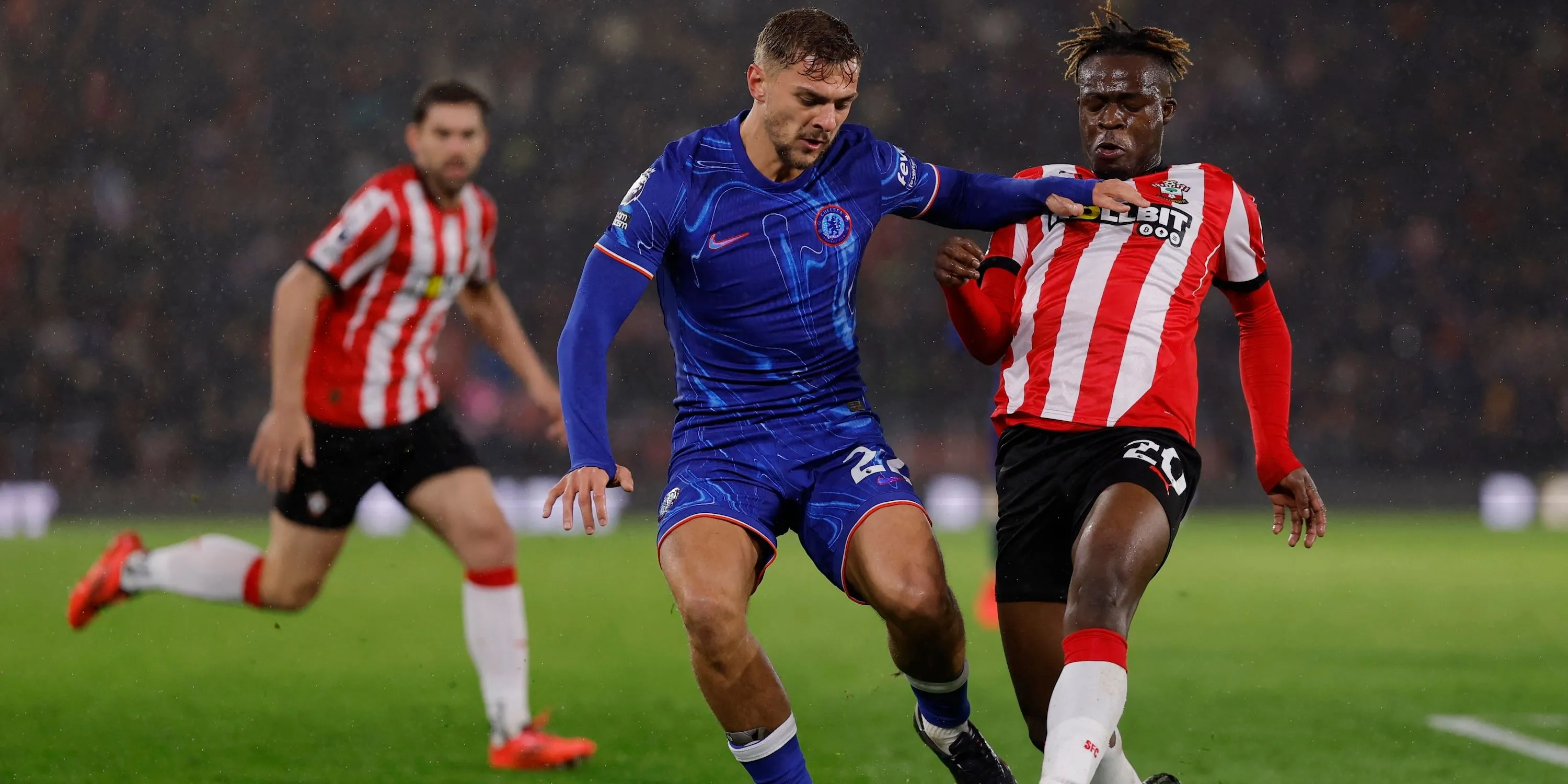 Kiernan Dewsbury-Hall trong một pha tranh chấp bóng quyết liệt khi khoác áo Chelsea