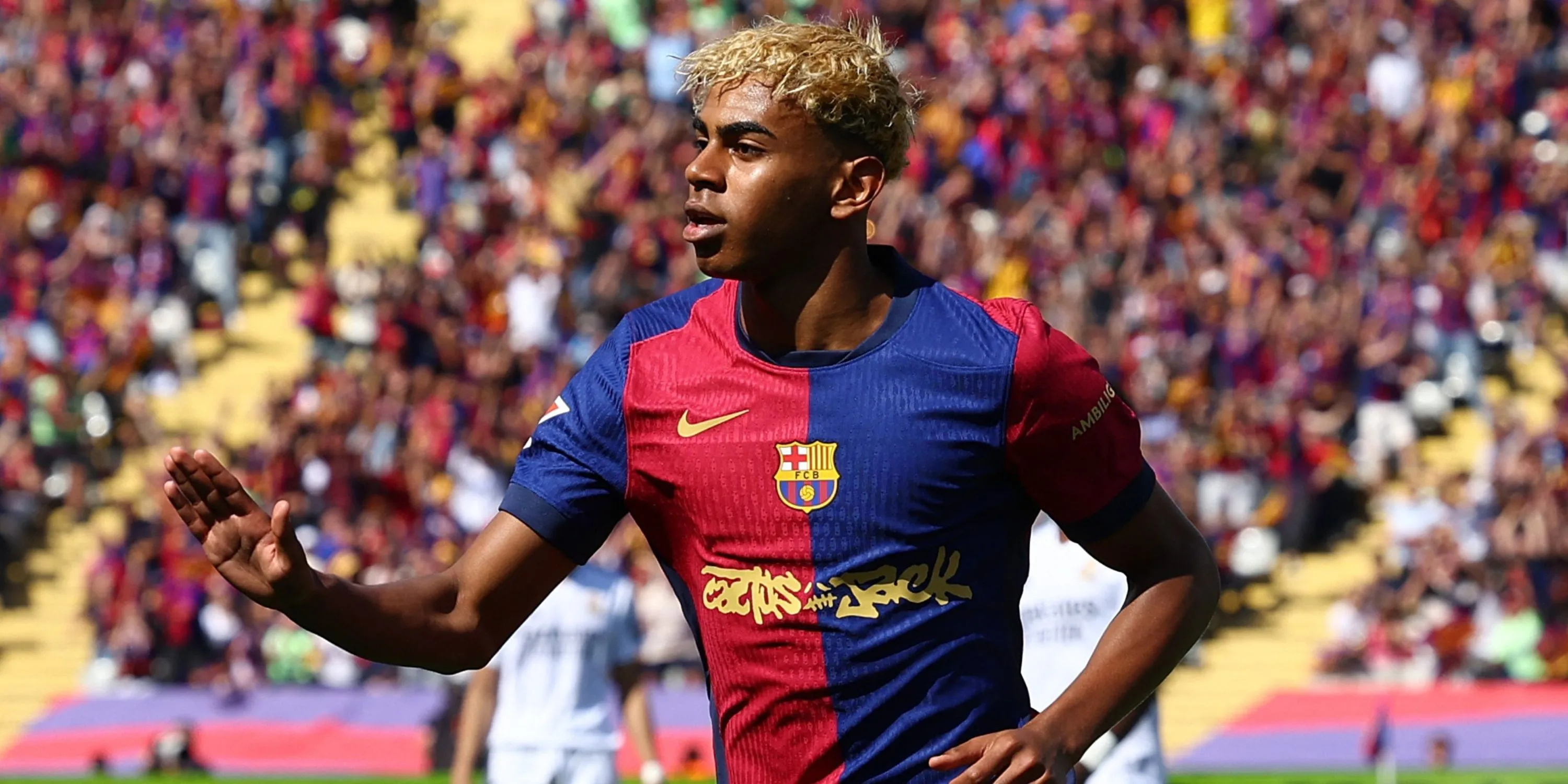 Lamine Yamal trong màu áo Barcelona