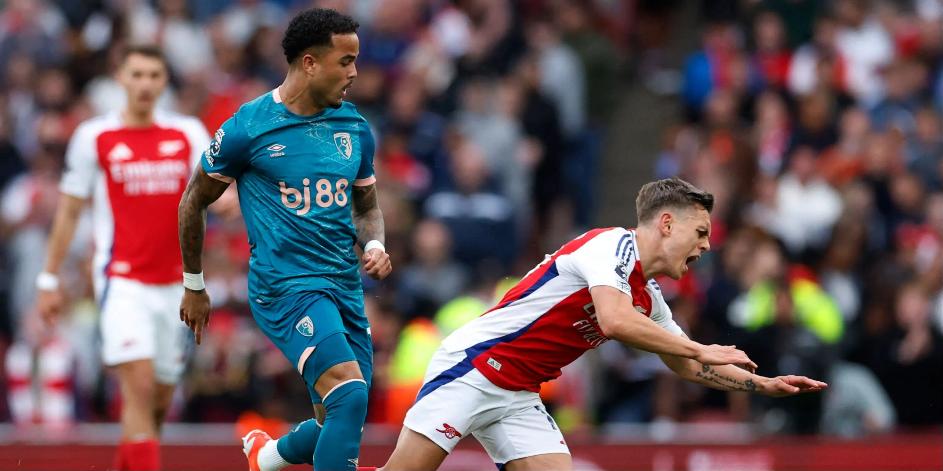 Leandro Trossard trong một pha tranh chấp bóng với Justin Kluivert của Bournemouth.