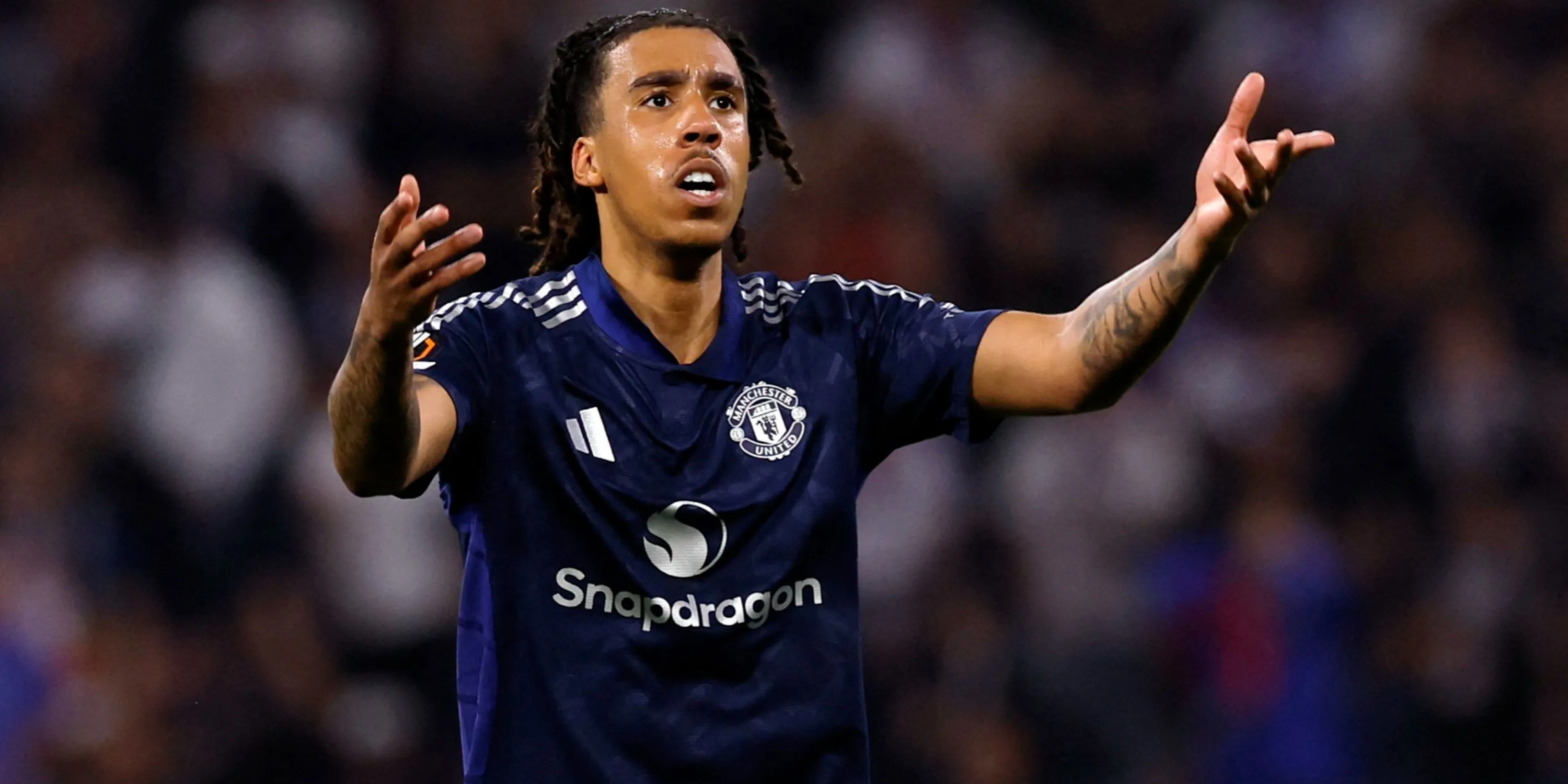 Leny Yoro thi đấu cho Manchester United tại Premier League