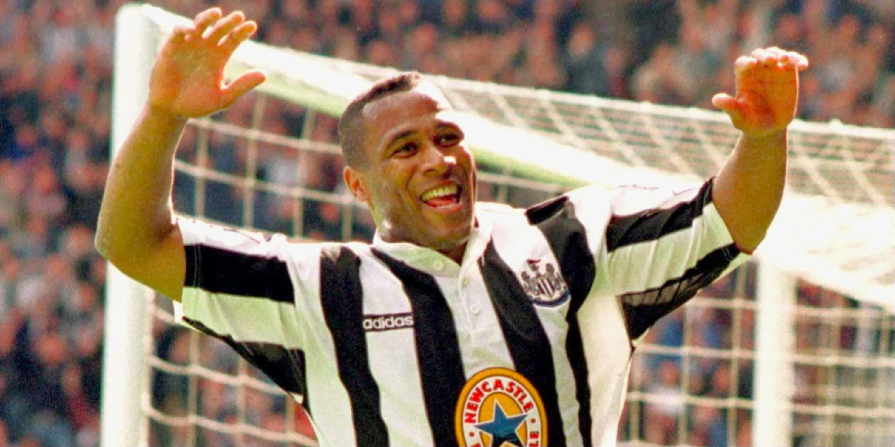 Les Ferdinand ăn mừng bàn thắng cho Newcastle United