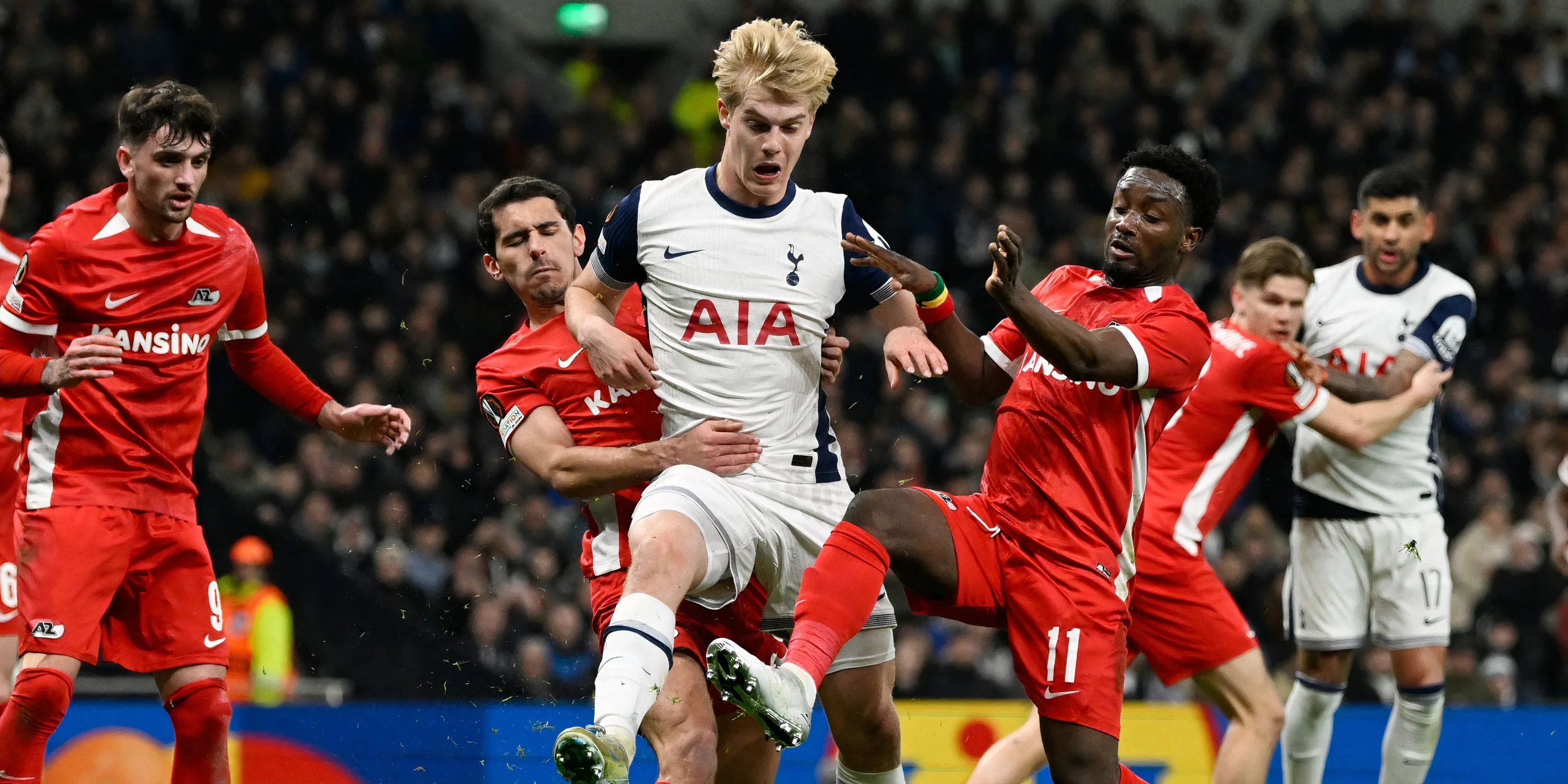 Lucas Bergvall trong màu áo Tottenham tại sân tập chuẩn bị cho Europa League