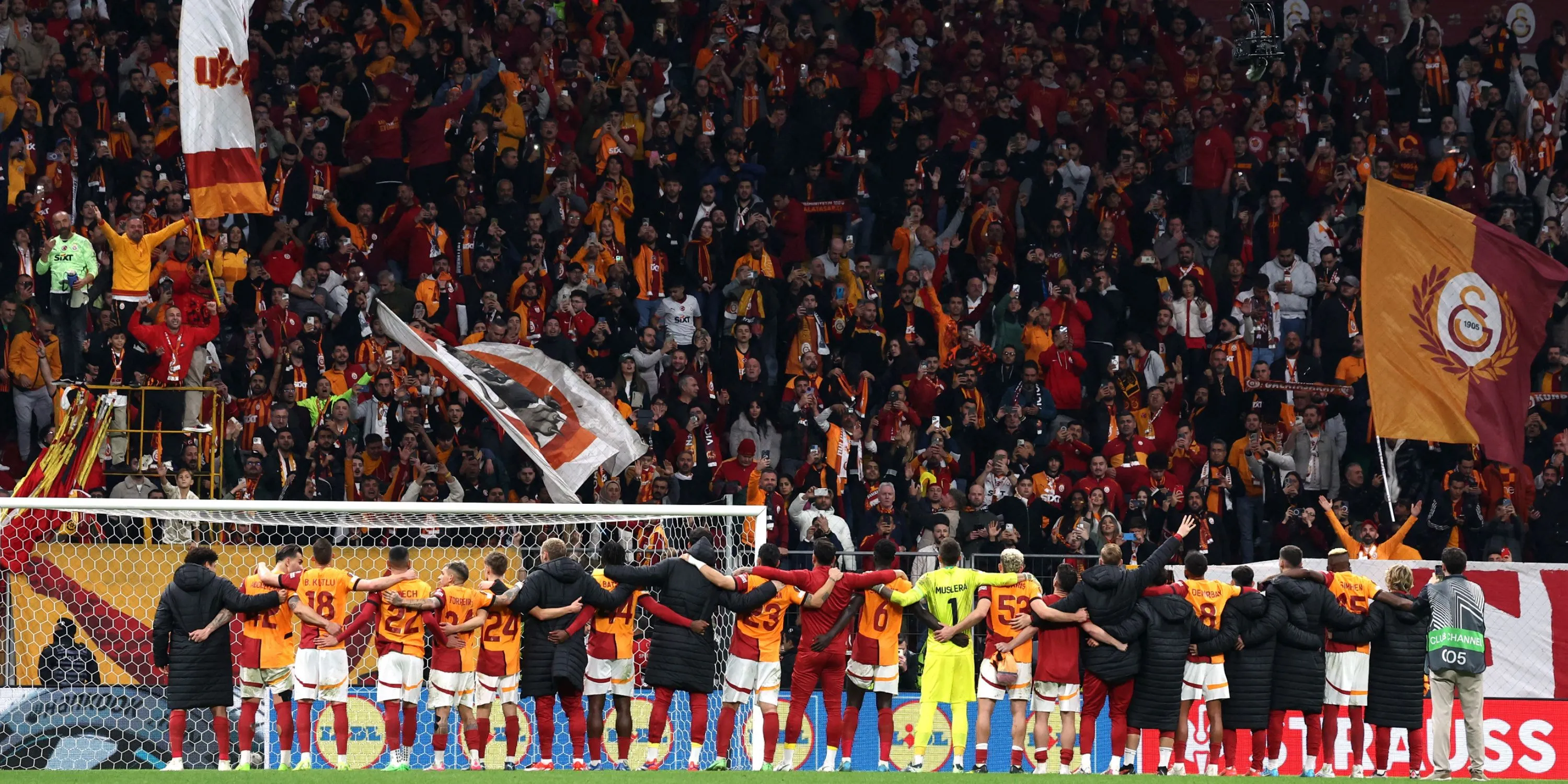 Màn trình diễn tifo lớn và pháo sáng của nhóm UltrAslan, cổ động viên Galatasaray