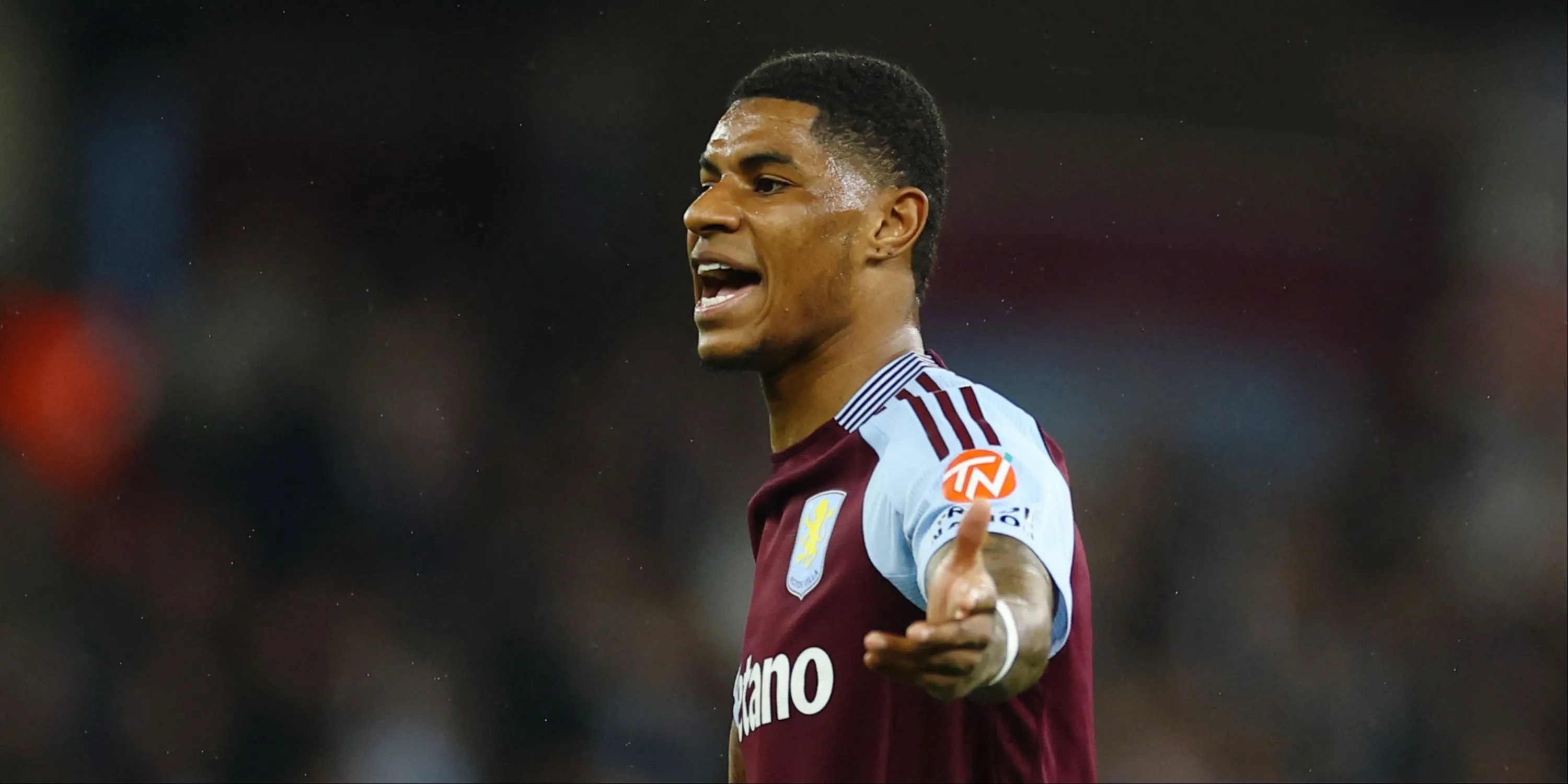 Marcus Rashford trong màu áo Aston Villa đang ăn mừng bàn thắng, thể hiện sự hòa nhập tốt với đội bóng mới