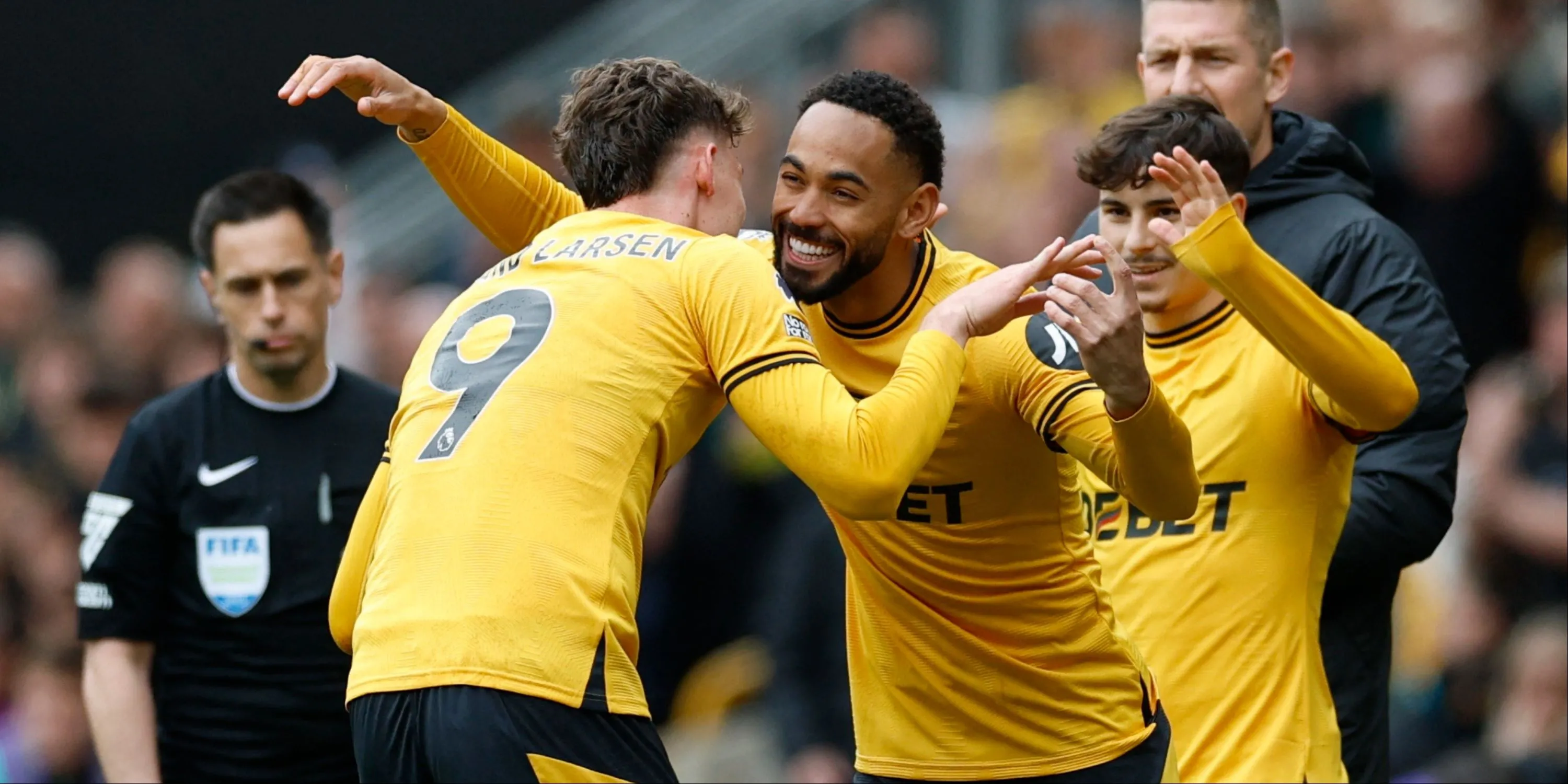 Matheus Cunha và Jorgen Strand Larsen trong màu áo Wolves đối đầu nhau