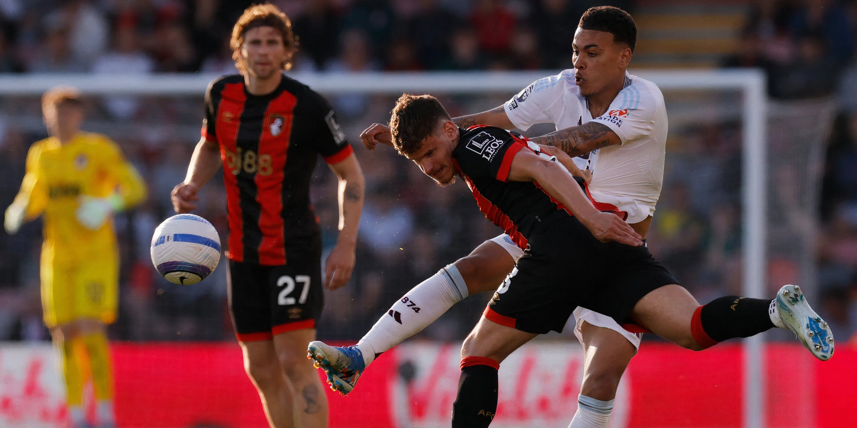 Morgan Rogers ăn mừng sau một pha bóng ấn tượng cho Aston Villa