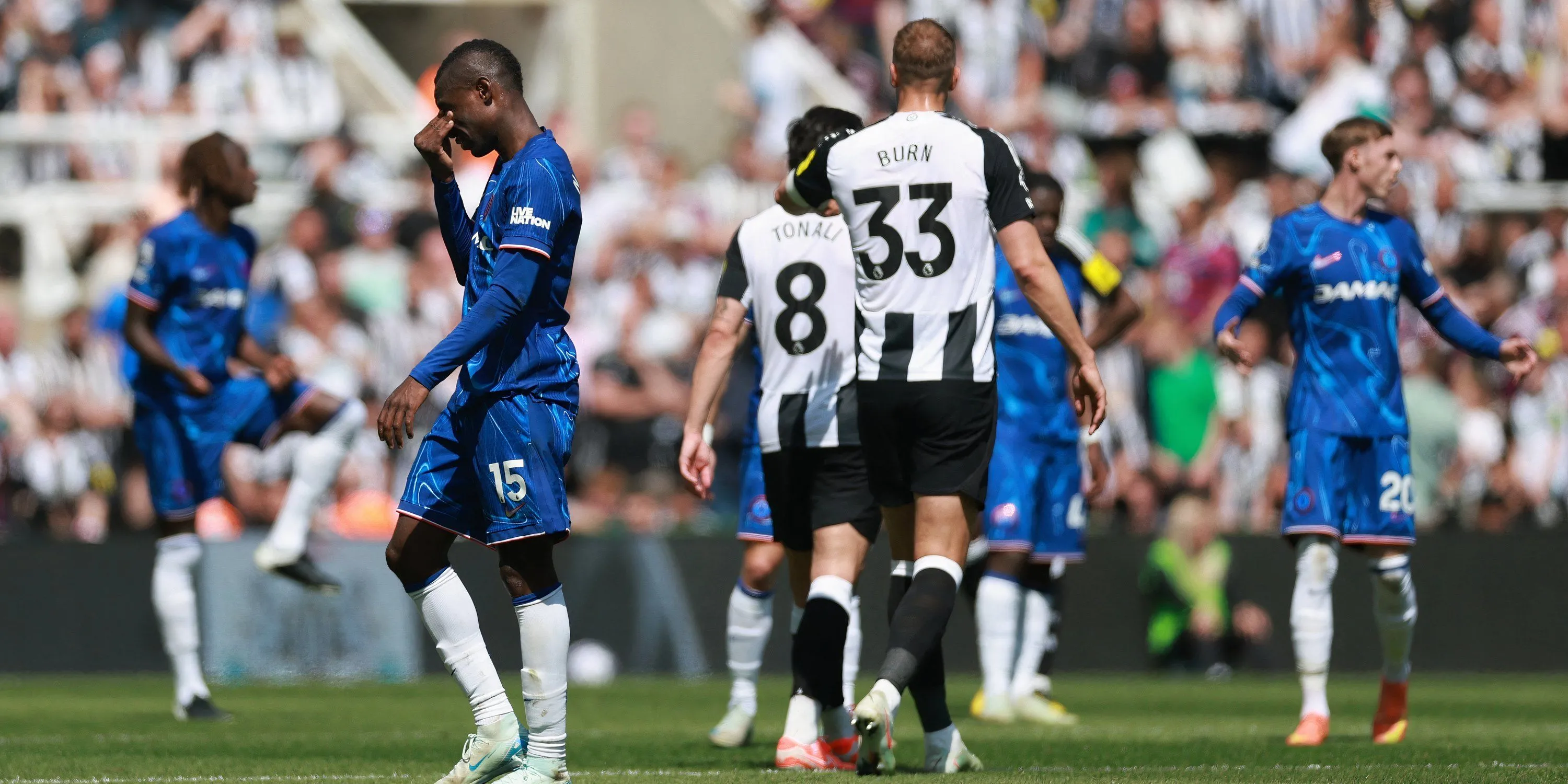 Nicolas Jackson tỏ ra thất vọng sau khi nhận thẻ đỏ trận Newcastle vs Chelsea