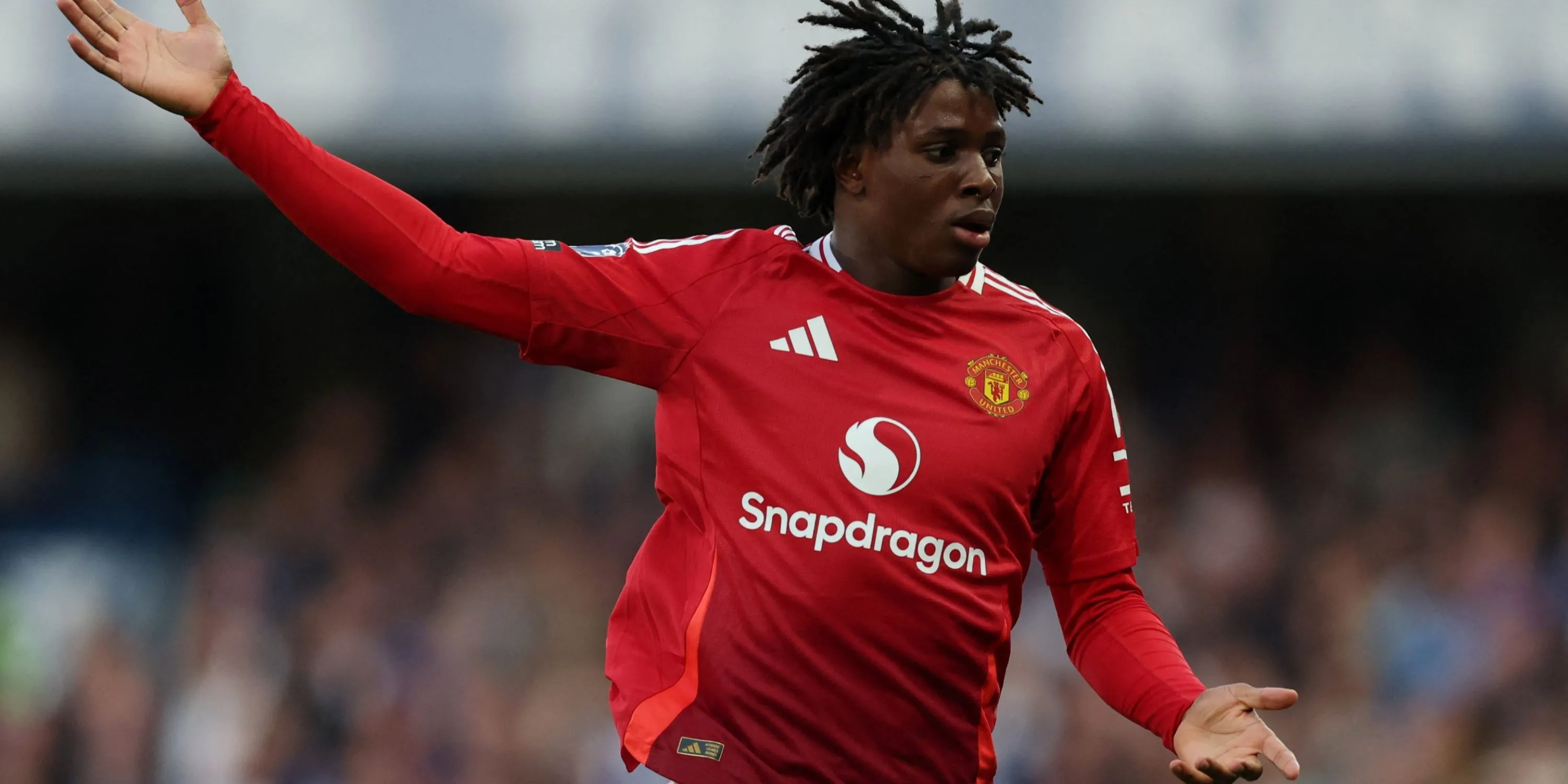 Patrick Dorgu trong một pha tranh bóng cho Manchester United