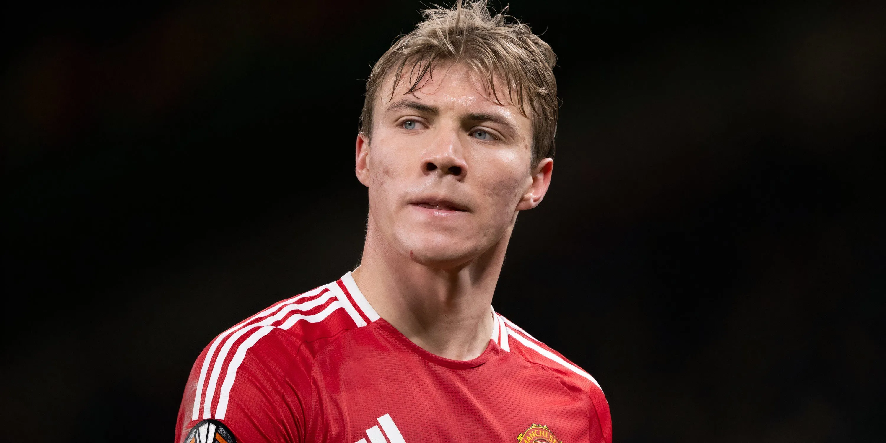 Rasmus Hojlund trong màu áo Manchester United thi đấu trên sân cỏ