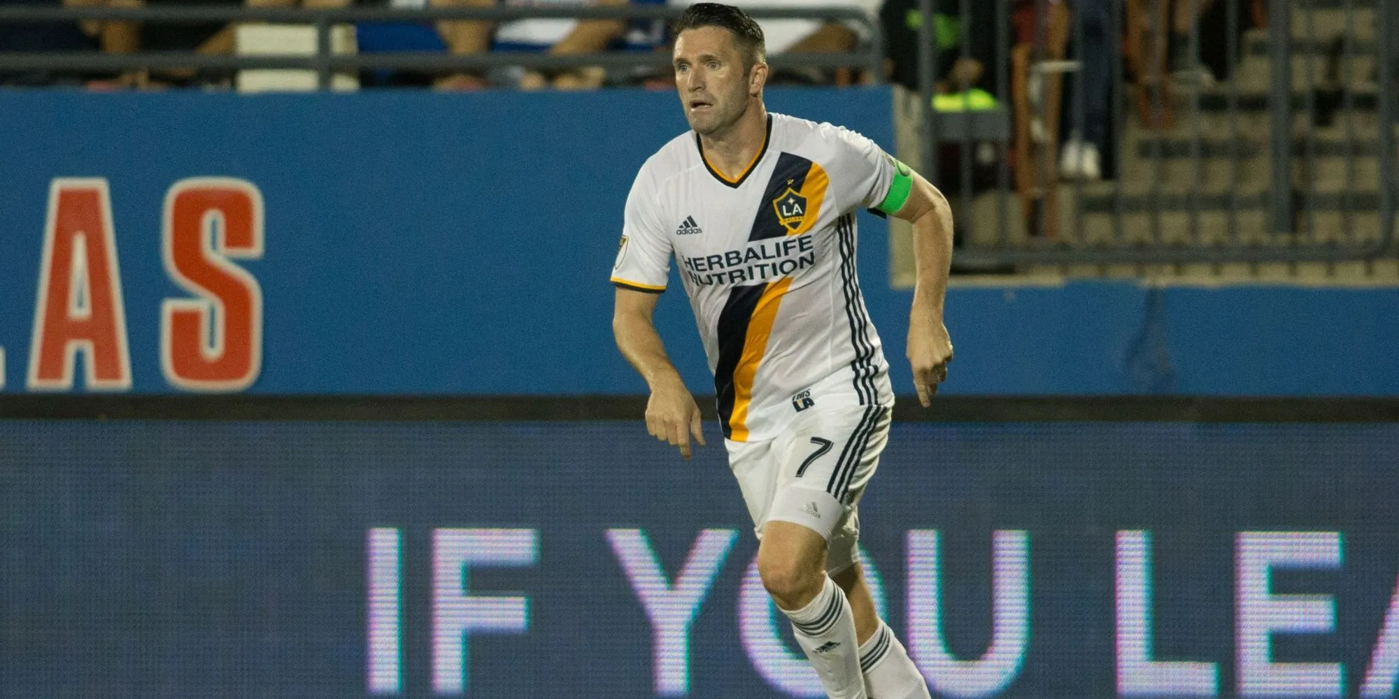 Robbie Keane ăn mừng bàn thắng cho LA Galaxy tại một trận đấu MLS