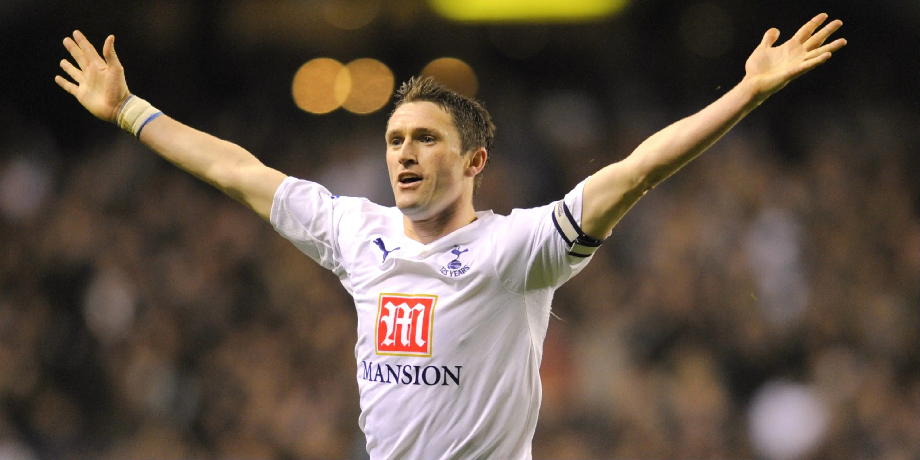 Robbie Keane ăn mừng bàn thắng cho Tottenham với hai tay dang rộng