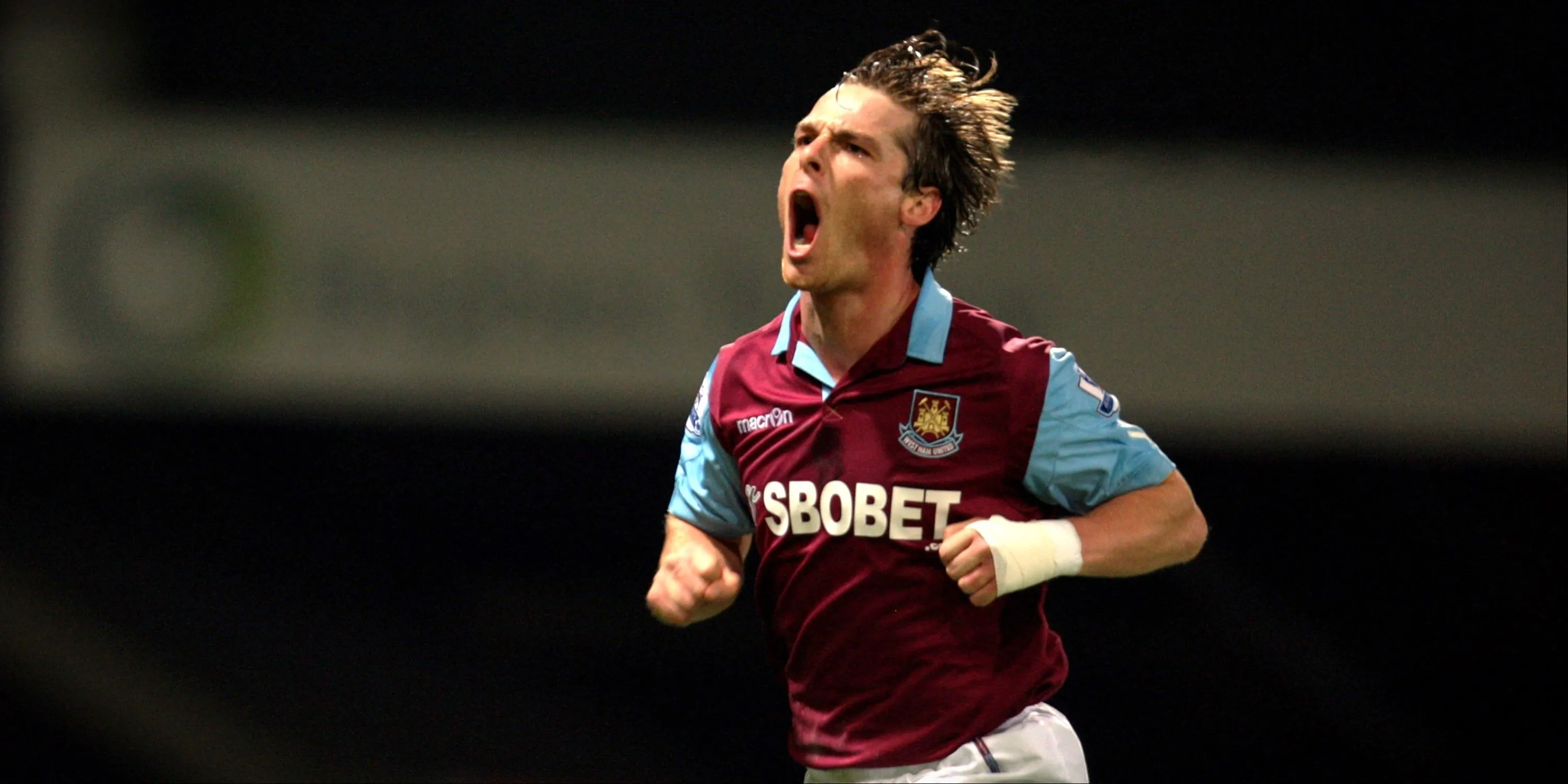 Scott Parker ăn mừng bàn thắng cho West Ham United