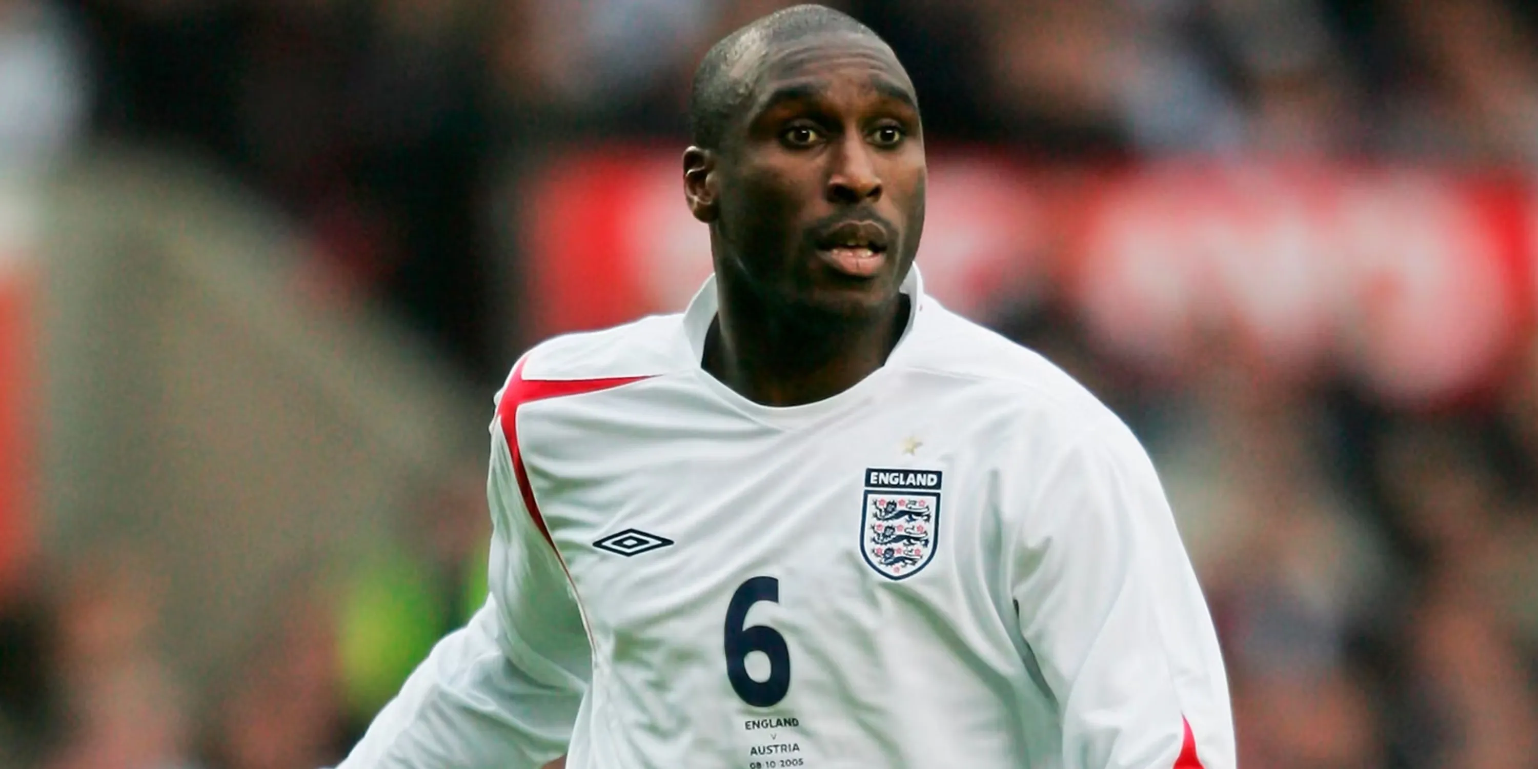 Sol Campbell trong màu áo Arsenal, hậu vệ được Brian Deane xem là đối thủ khó nhằn