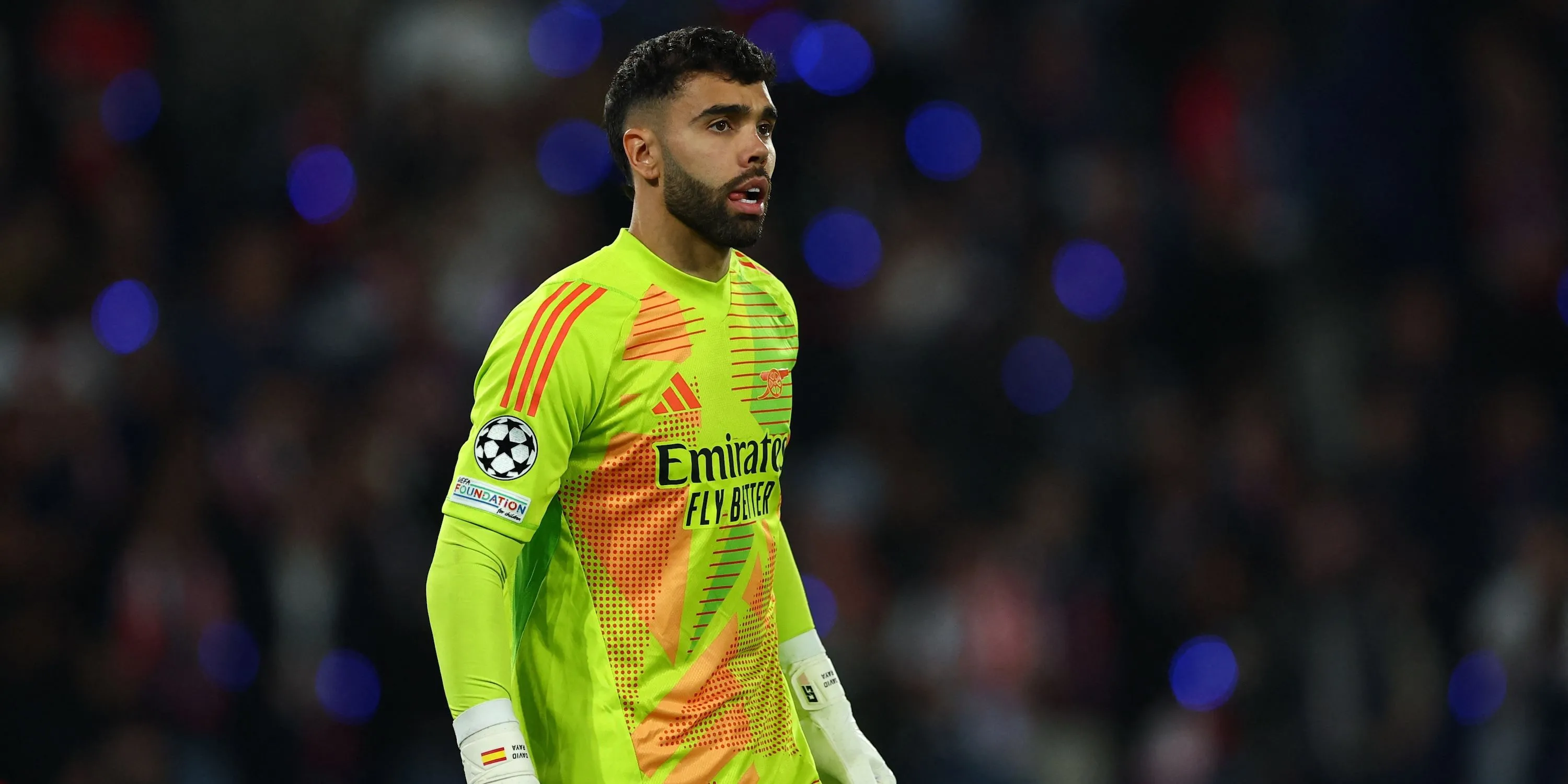 Thủ môn David Raya của Arsenal đang thi đấu trên sân