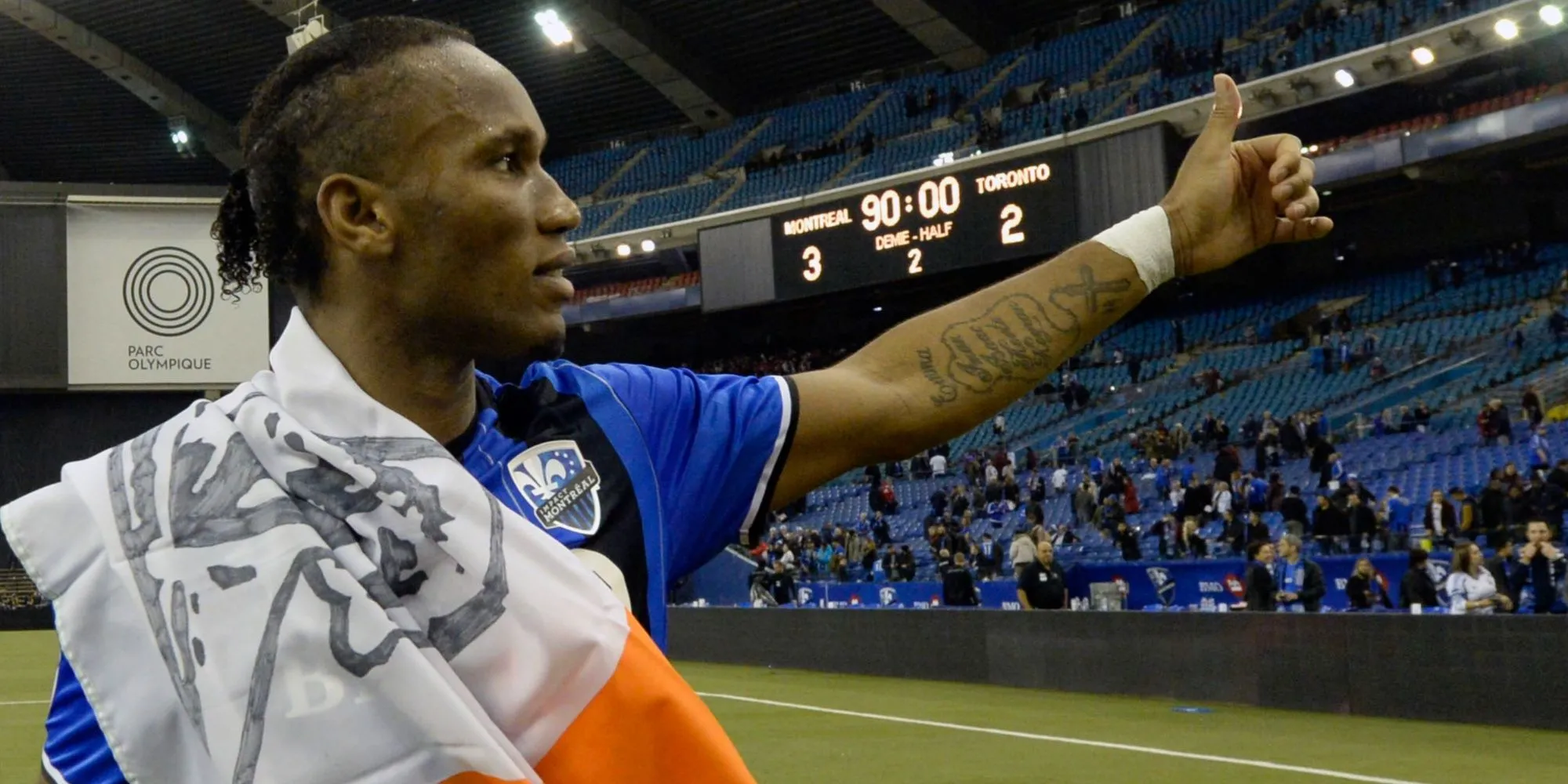 Tiền đạo Didier Drogba của Montreal Impact giao lưu với người hâm mộ sau trận đấu tại MLS Eastern Conference Championship