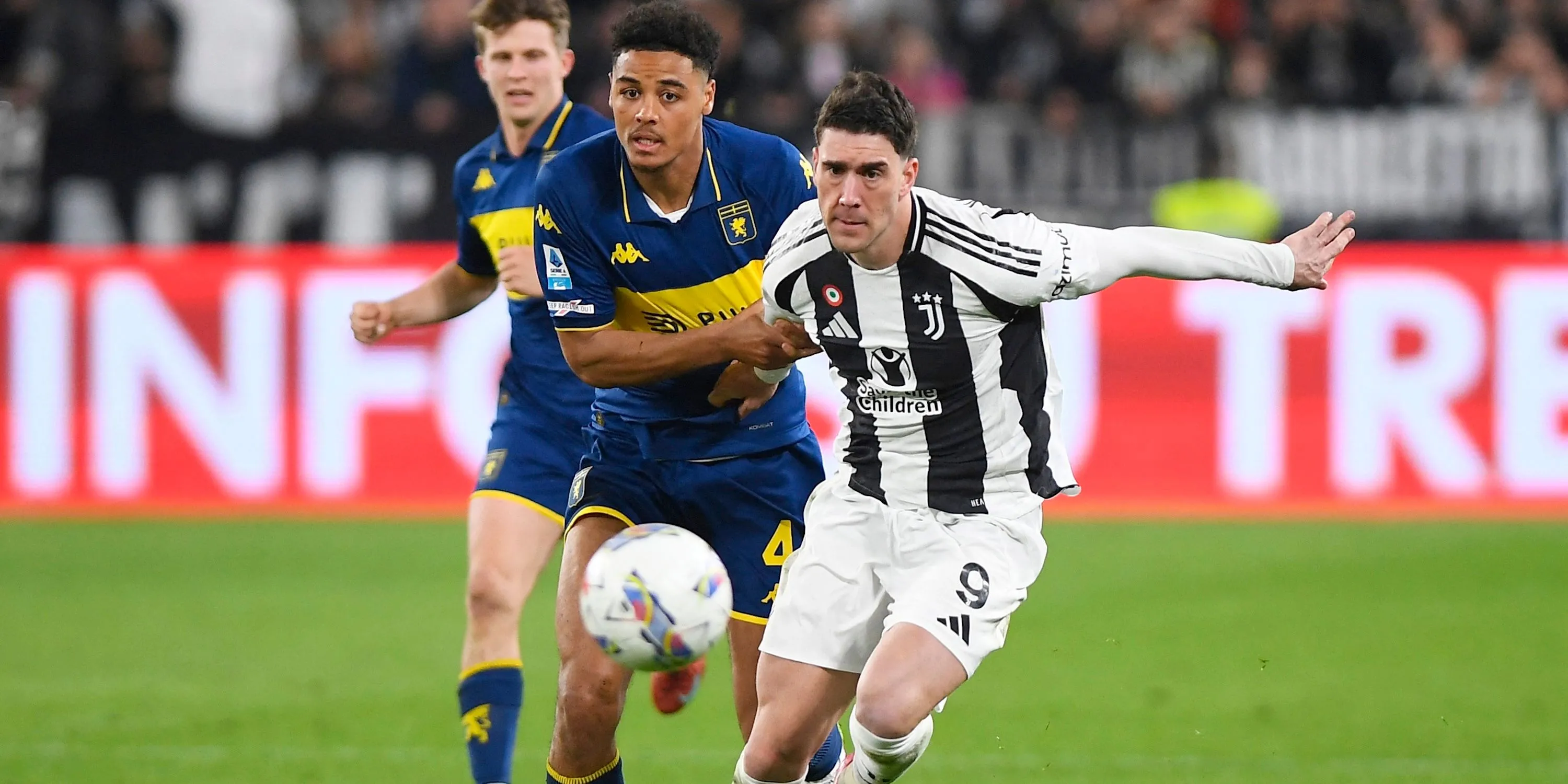 Tiền đạo Dusan Vlahovic của Juventus trong một pha tranh chấp với cầu thủ Genoa tại Serie A