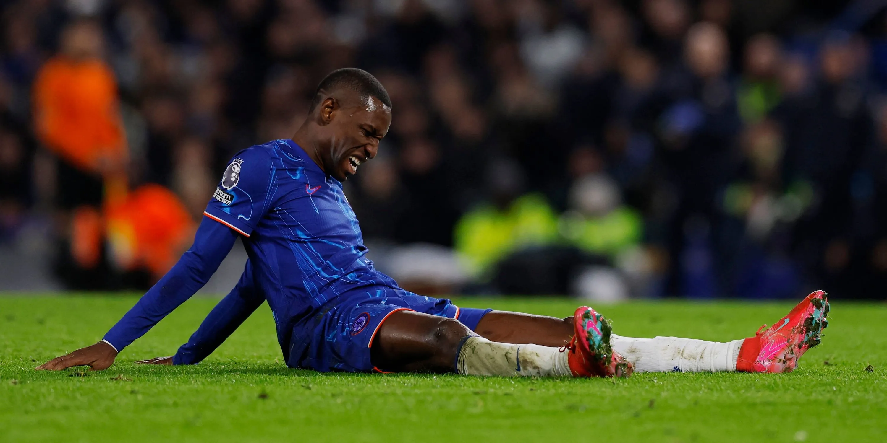 Tiền đạo Nicolas Jackson của Chelsea phản ứng sau khi dính chấn thương