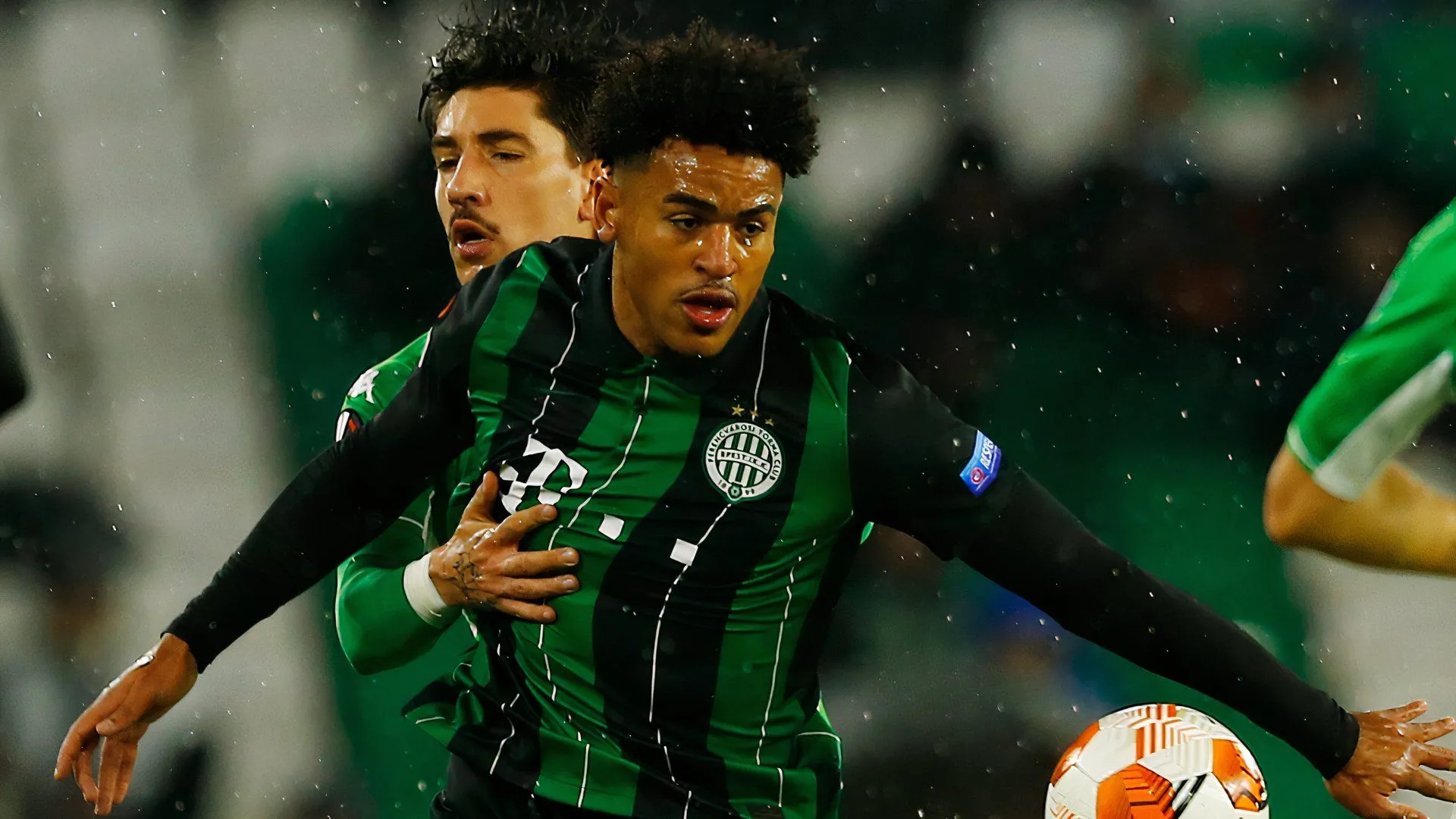 Tiền đạo Ryan Mmaee trong màu áo Stoke City, đối mặt với tương lai bất định.