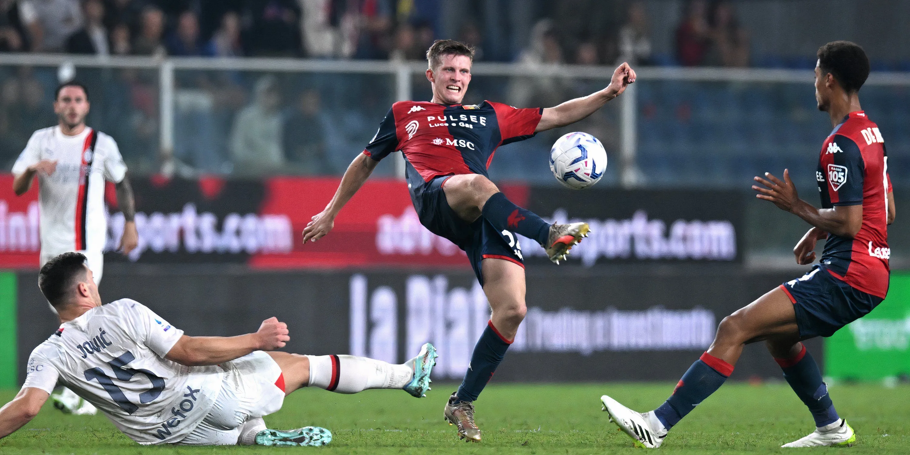 Tiền vệ Genoa Morten Frendrup tranh chấp bóng quyết liệt với đối thủ trên sân cỏ Serie A