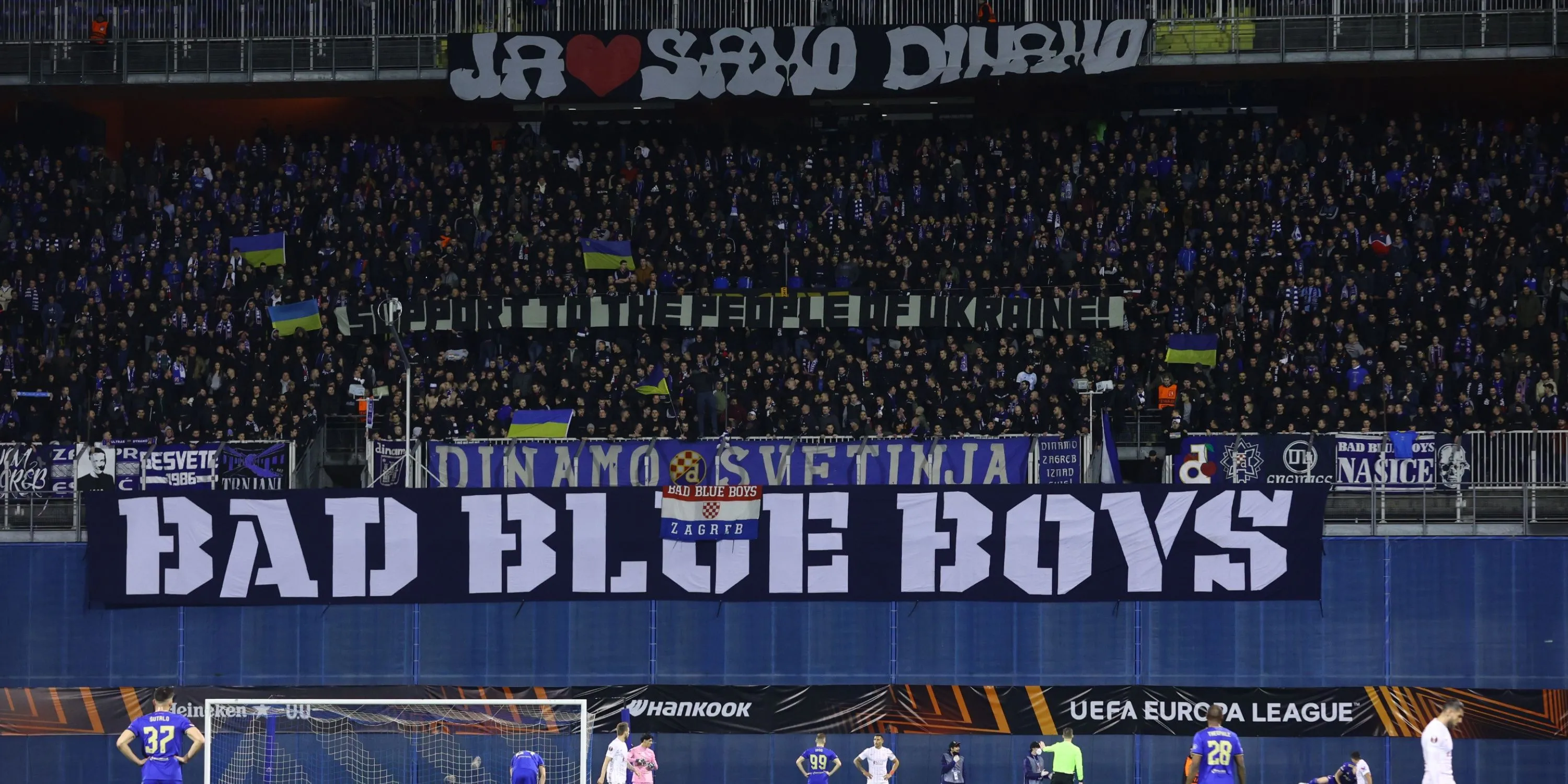Tổng quan cảnh các cổ động viên Dinamo Zagreb cuồng nhiệt cổ vũ trong trận đấu
