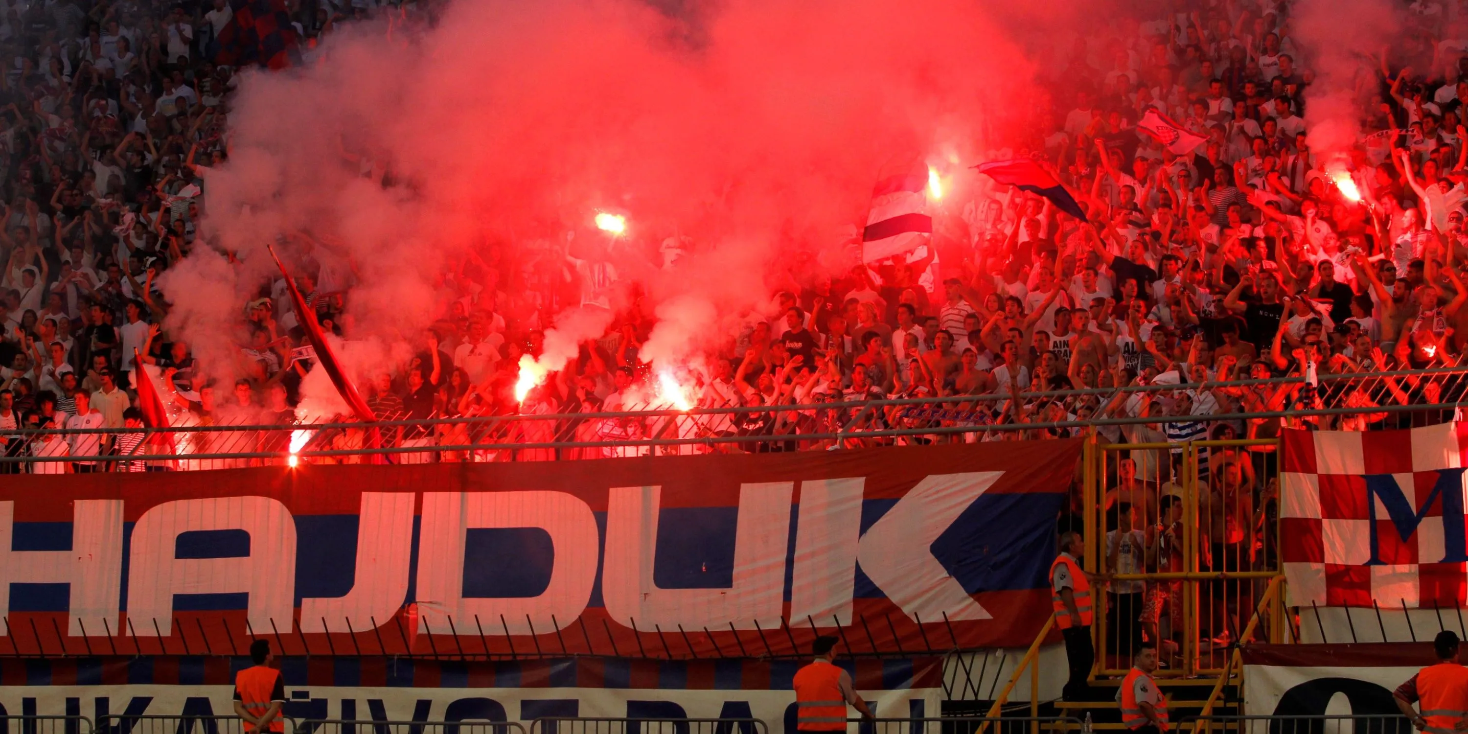 Tổng quan khung cảnh các cổ động viên Hajduk Split trên khán đài