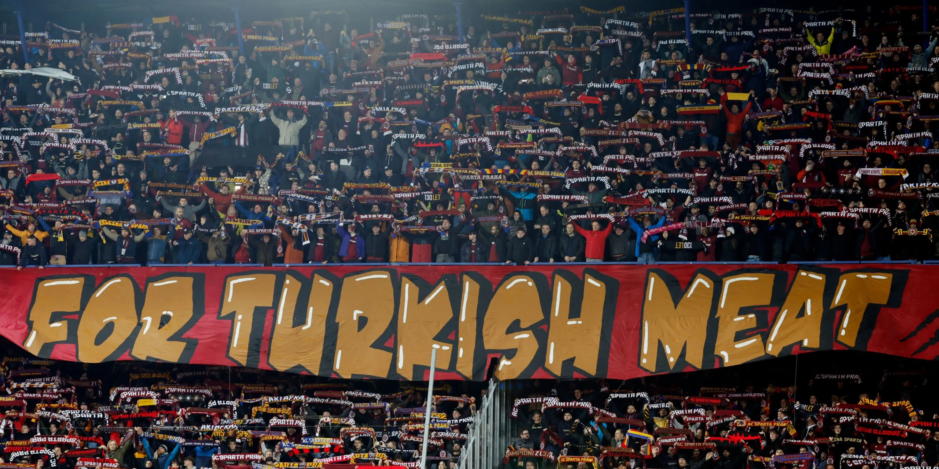 Tổng quan khung cảnh các cổ động viên Sparta Prague trên khán đài trước trận đấu