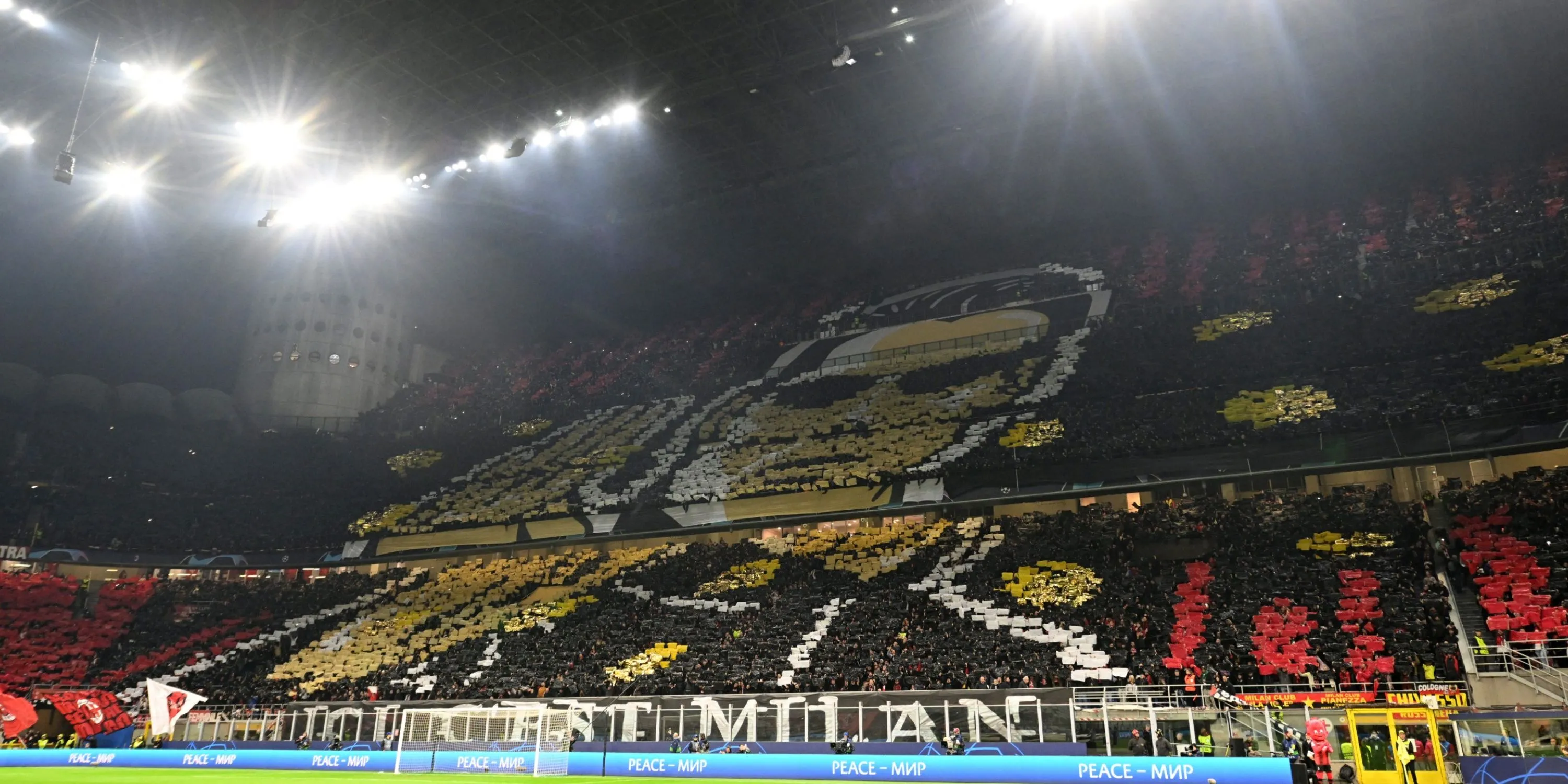Tổng quan màn trình diễn biểu ngữ và tifo của các cổ động viên AC Milan trên khán đài sân nhà