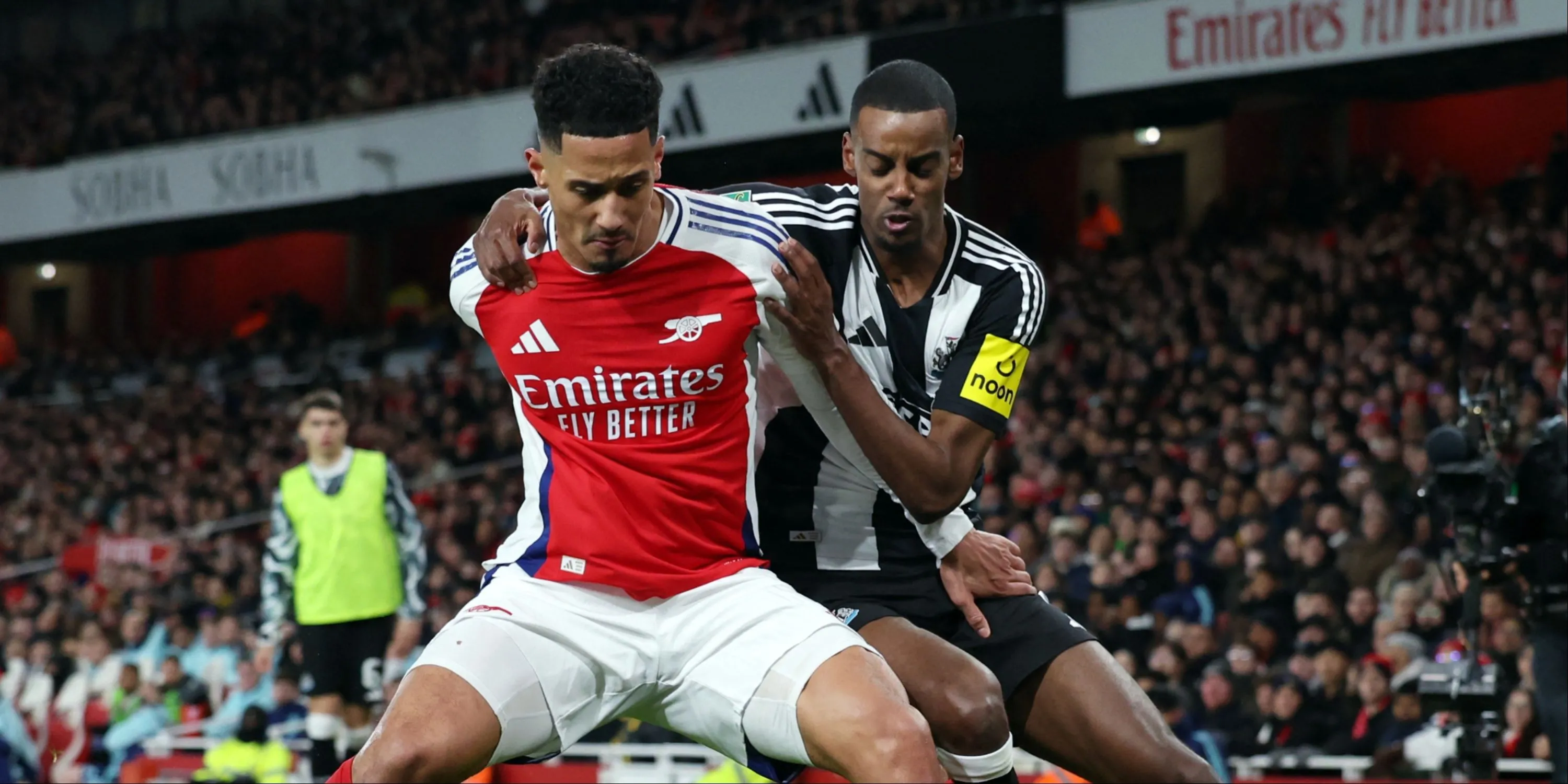 Trung vệ William Saliba của Arsenal trong pha tranh chấp bóng với tiền đạo Alexander Isak của Newcastle