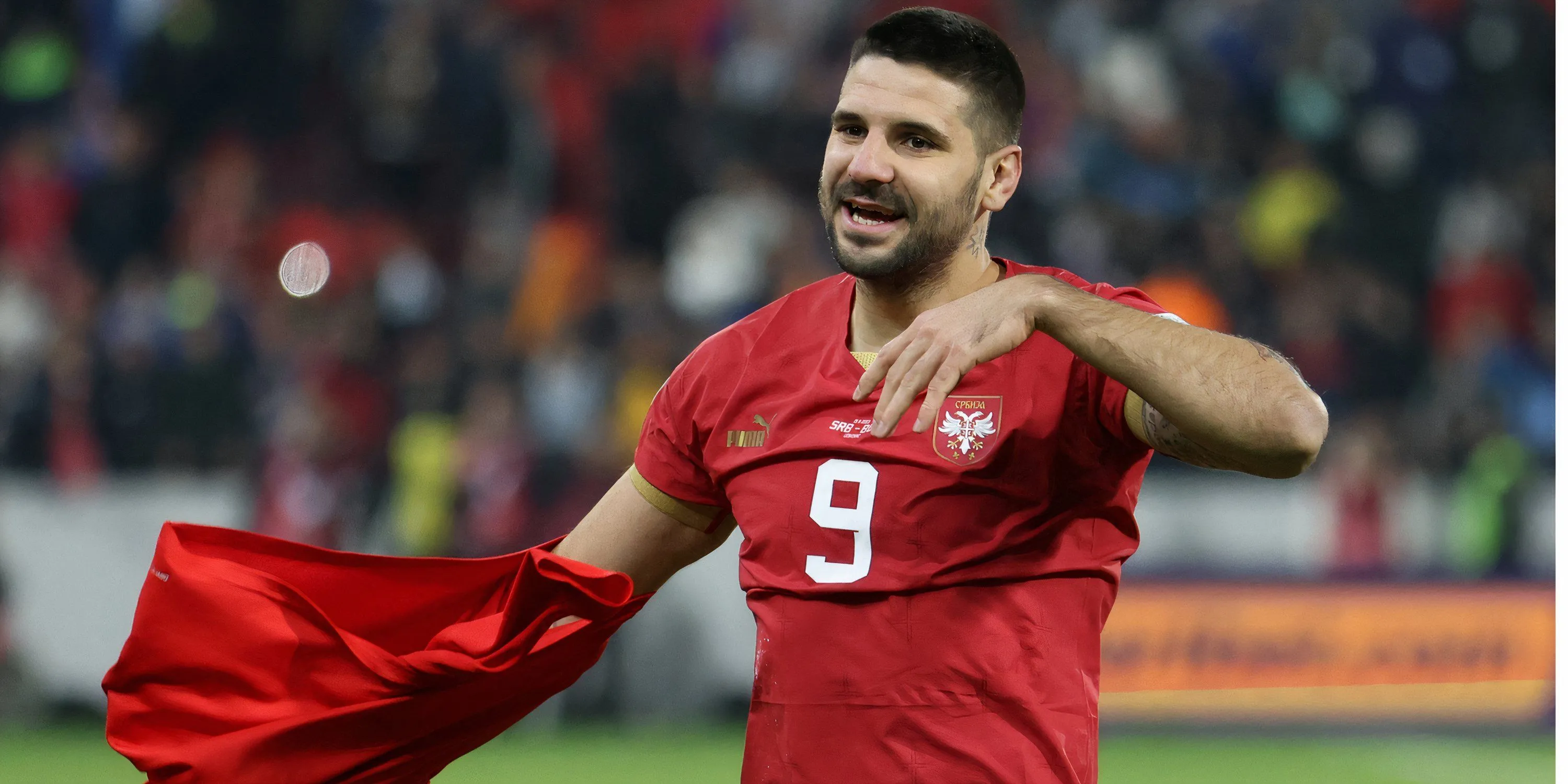 Aleksandar Mitrovic trong màu áo đội tuyển Serbia, cầu thủ được cho là lọt tầm ngắm chuyển nhượng của Manchester United