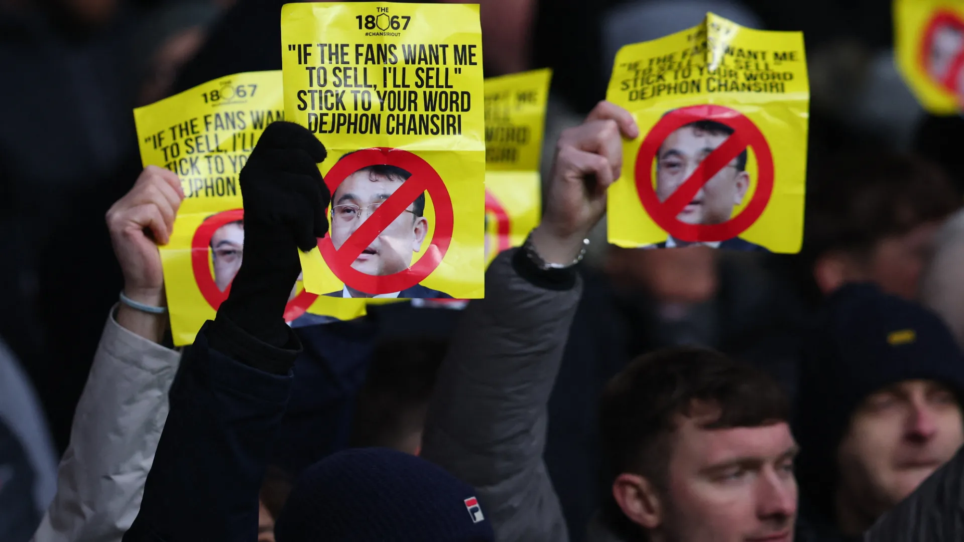 Biểu ngữ &quot;Chansiri Out&quot; của người hâm mộ Sheffield Wednesday phản đối chủ sở hữu