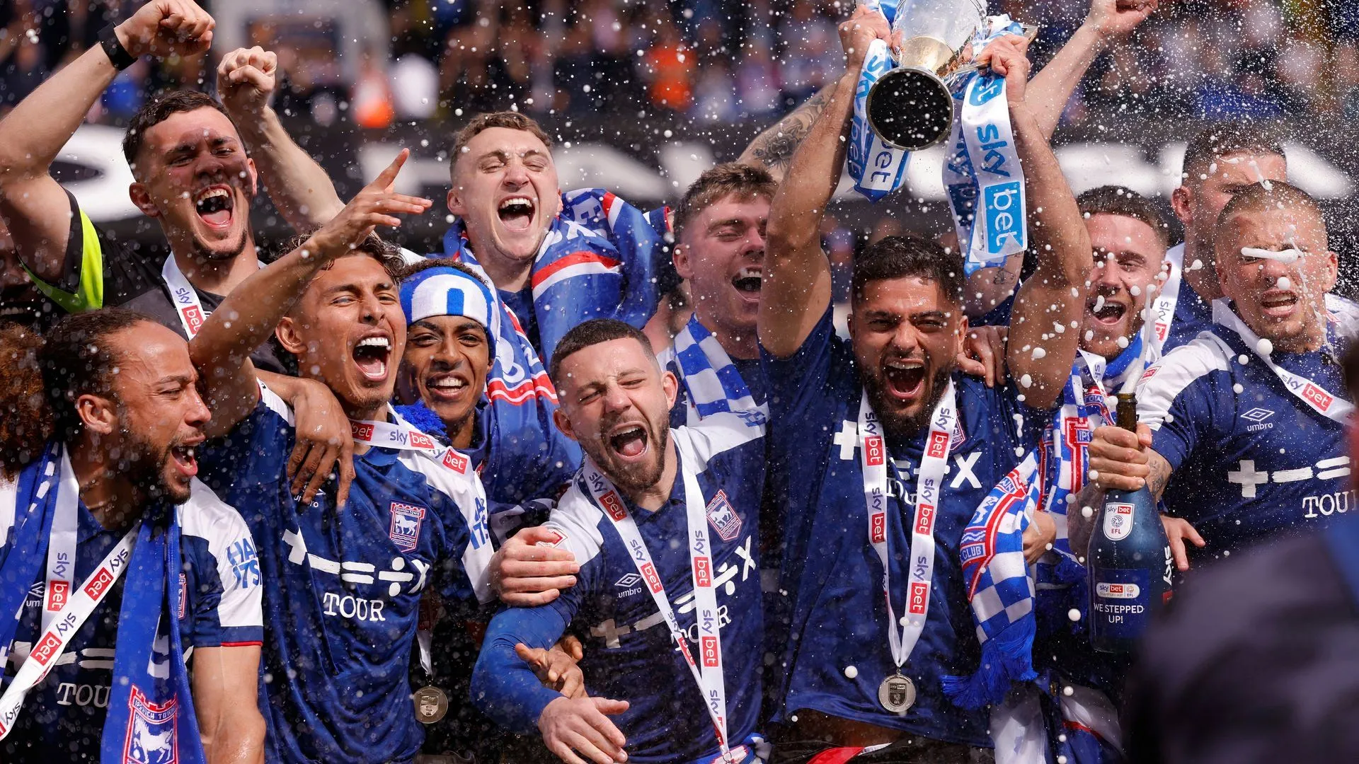 Các cầu thủ Ipswich Town ăn mừng thăng hạng Premier League
