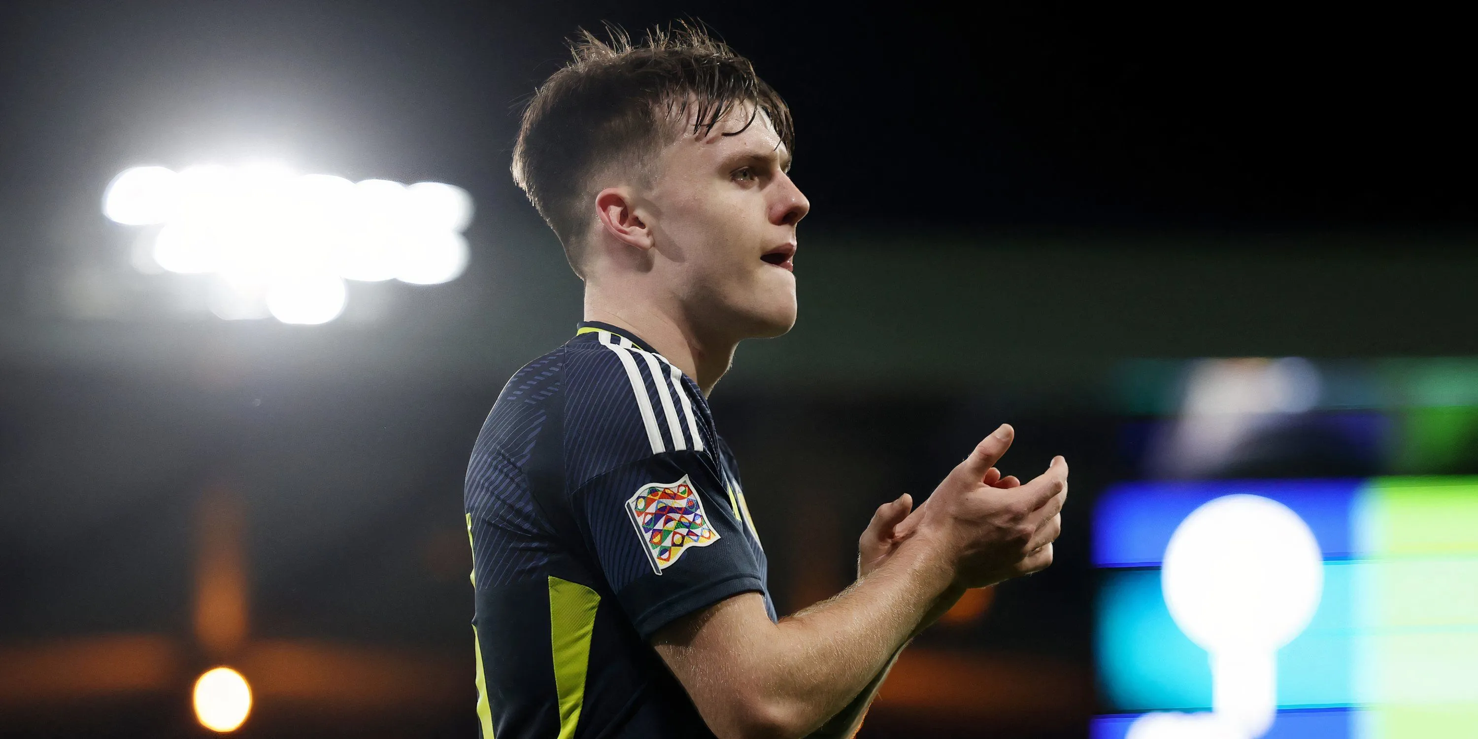 Cầu thủ chạy cánh Ben Doak trong màu áo đội tuyển Scotland, mục tiêu chuyển nhượng của Everton