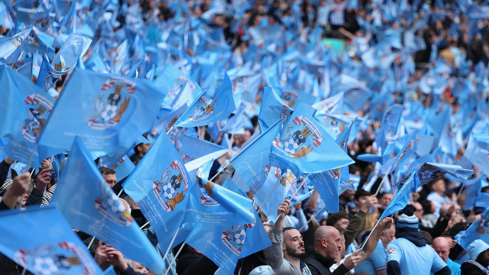 Cổ động viên Coventry City cổ vũ cuồng nhiệt trên sân nhà CBS Arena