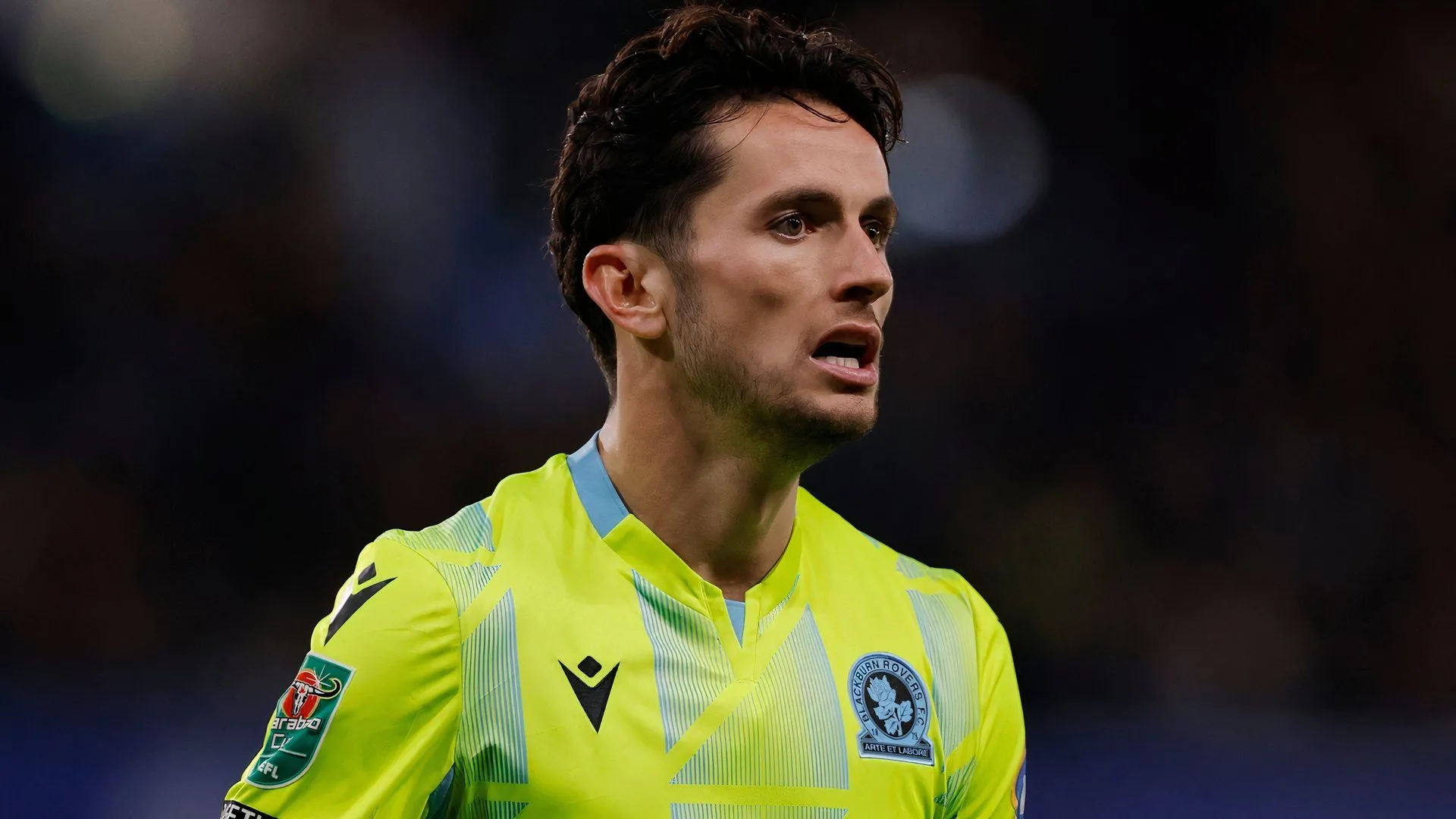 Đội trưởng Lewis Travis trong màu áo Blackburn Rovers