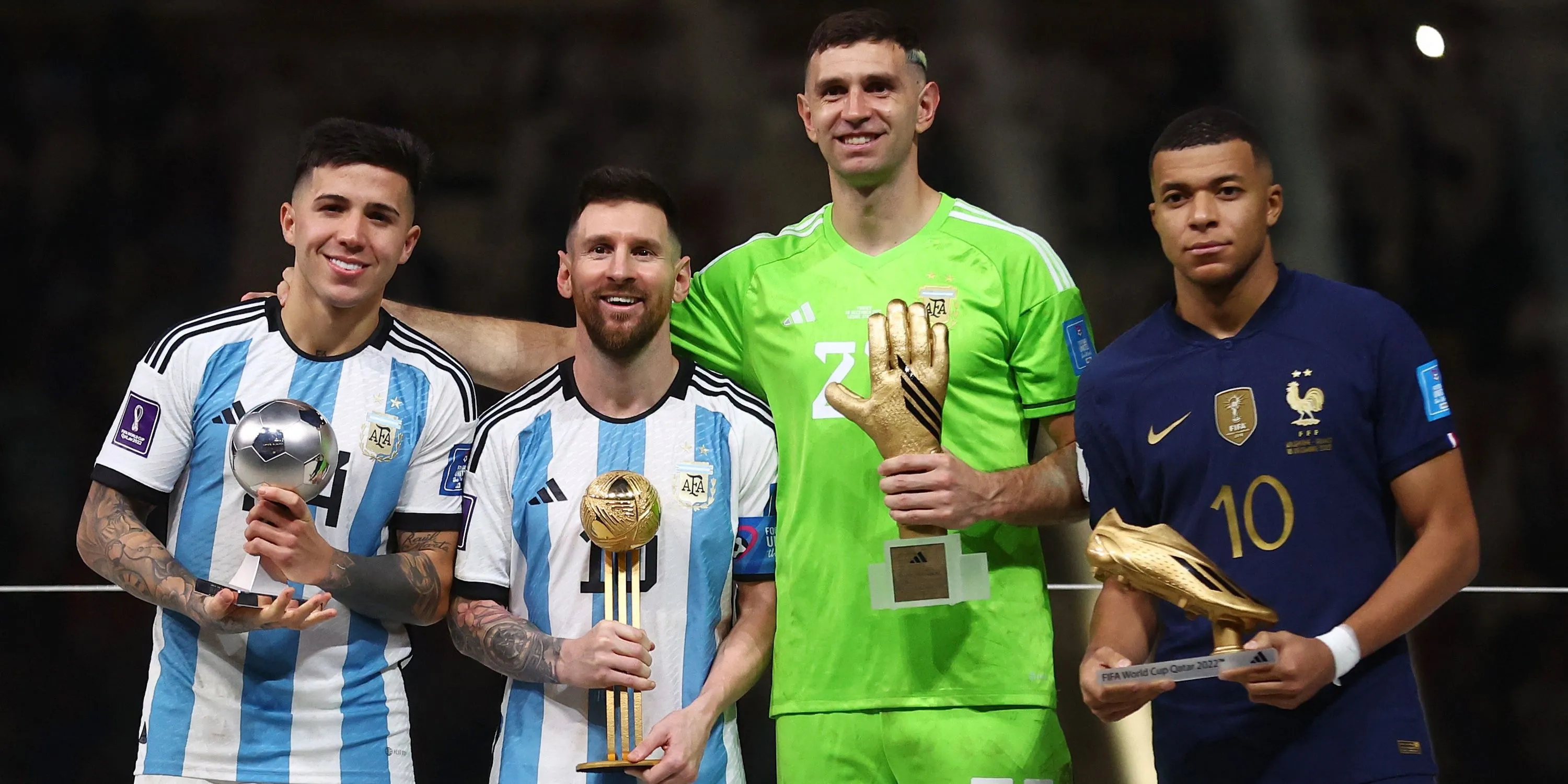 Emiliano Martinez (áo xanh) cùng Lionel Messi, Kylian Mbappe và Enzo Fernandez nhận các giải thưởng cá nhân tại World Cup 2022