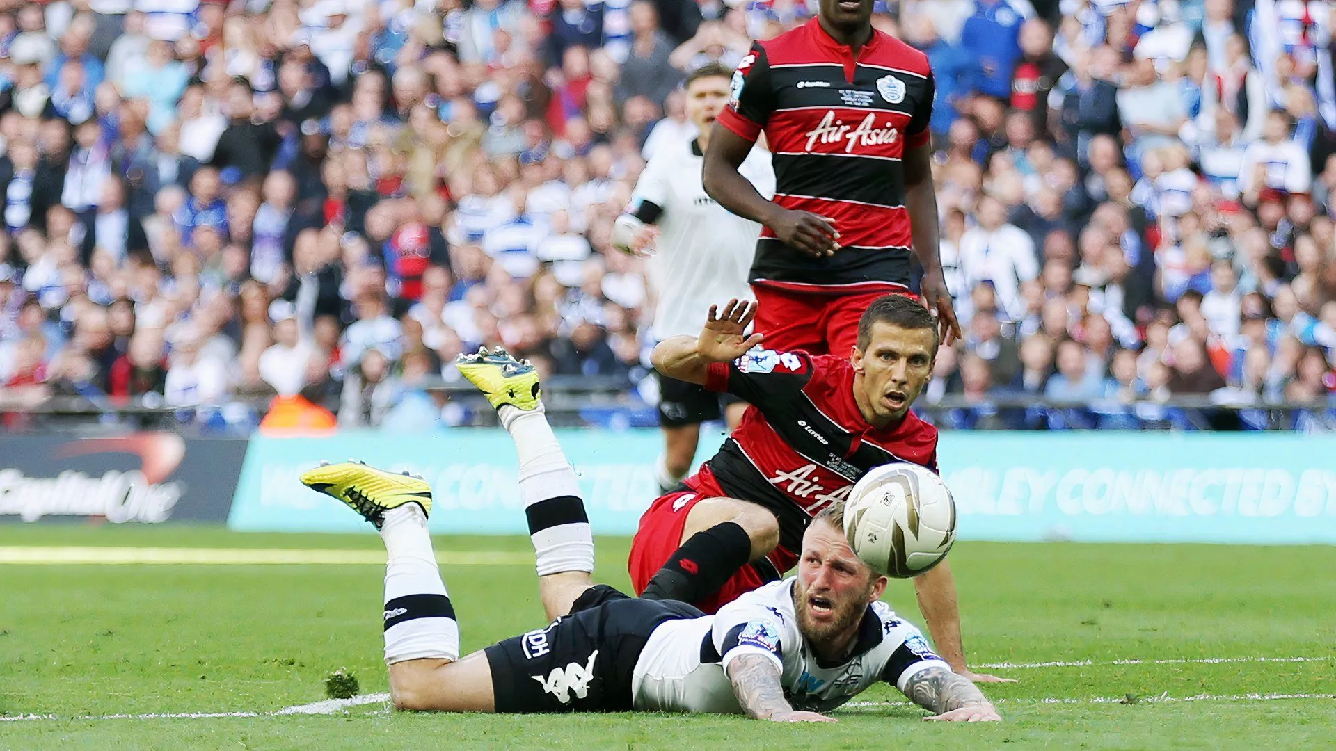 Gary O'Neil nhận thẻ đỏ trong trận chung kết play-off giữa QPR và Derby County