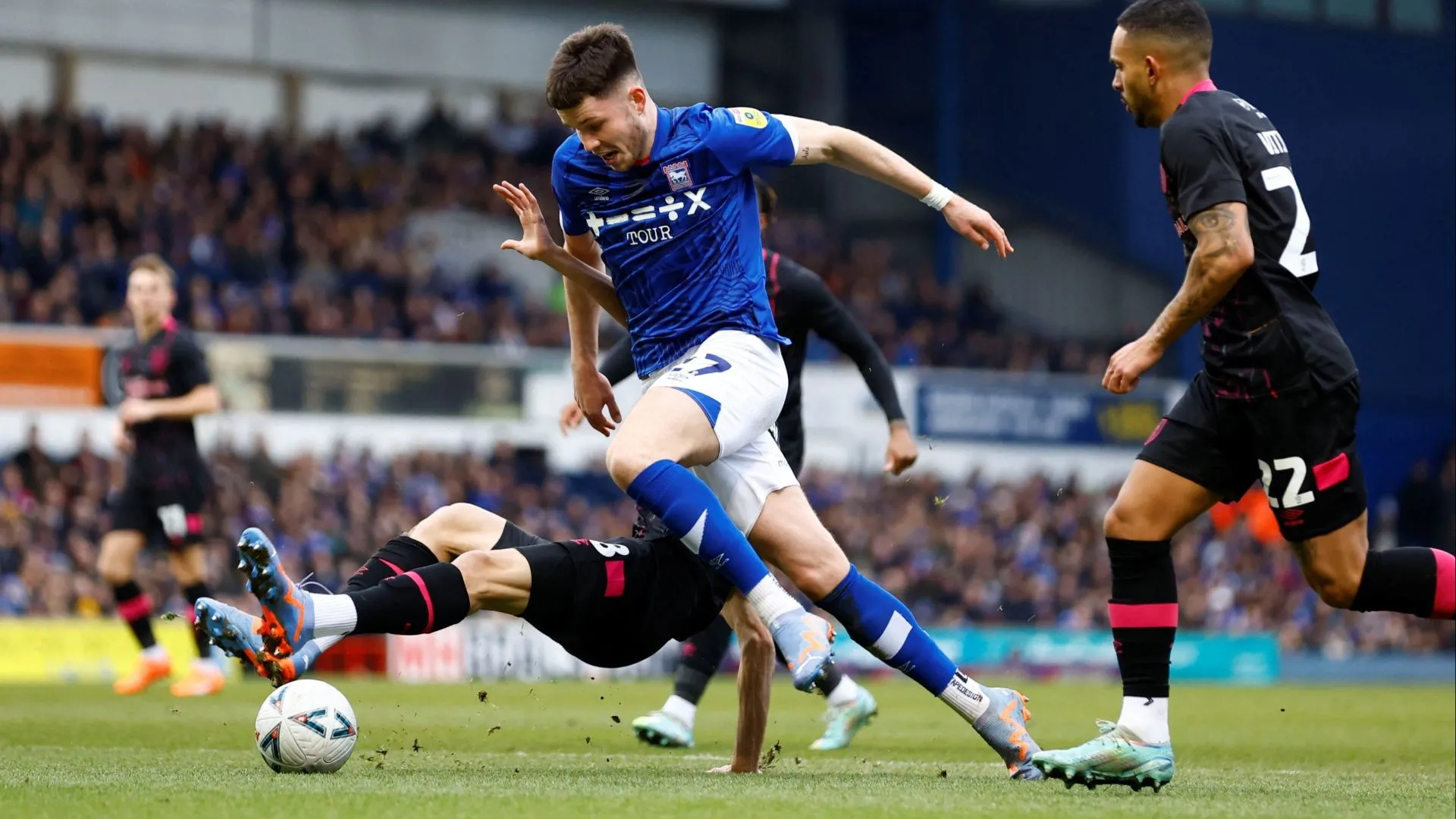 George Hirst ăn mừng bàn thắng trong màu áo Ipswich Town tại Championship