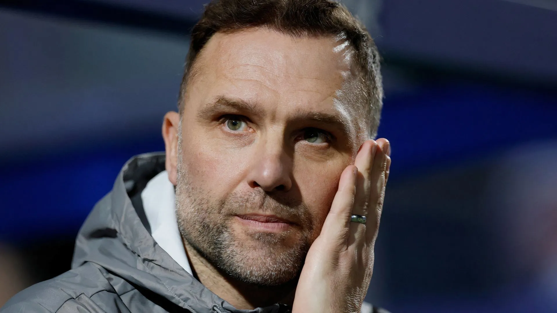 HLV John Eustace chỉ đạo trên sân trong vai trò HLV Derby County