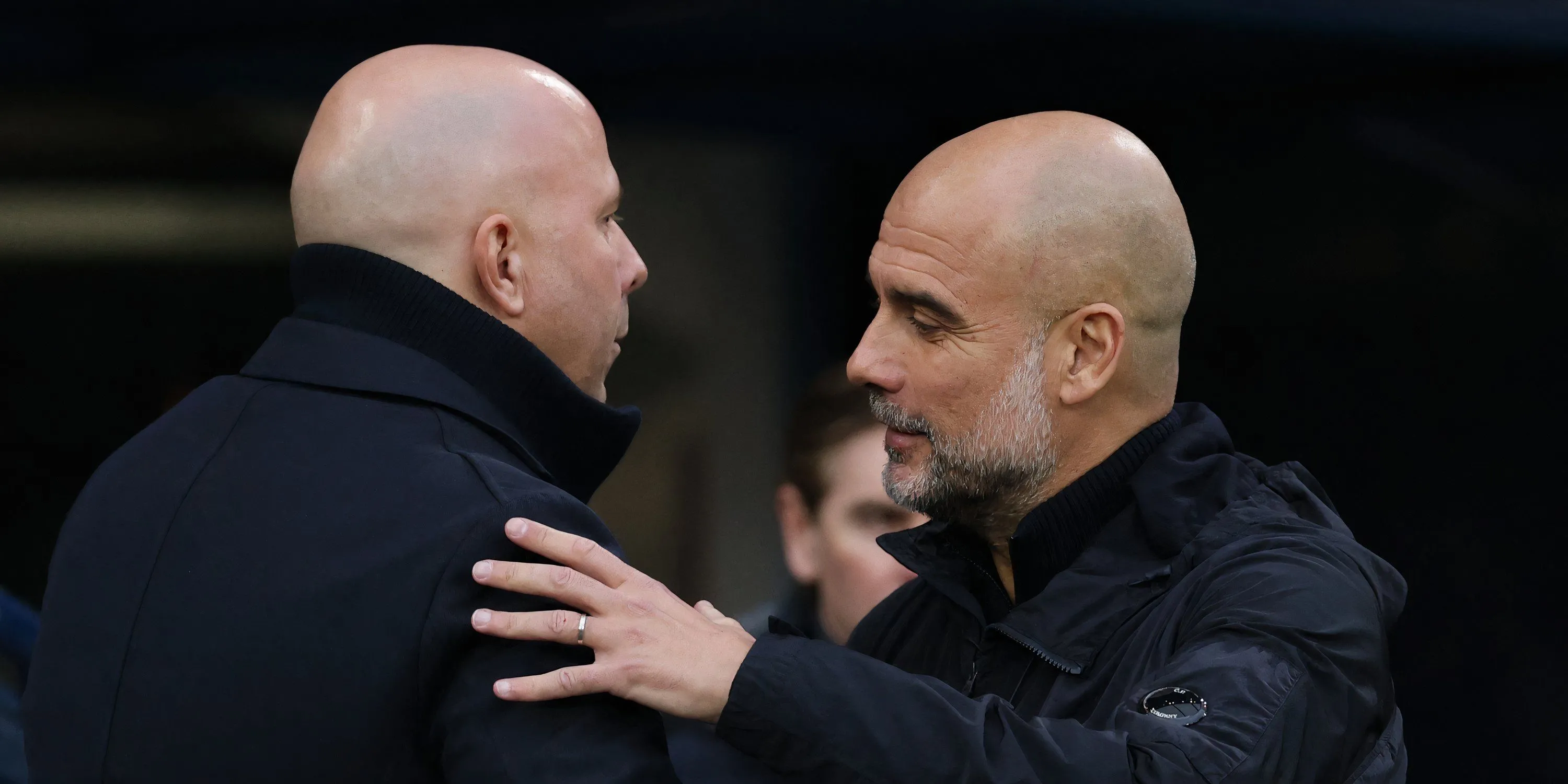 HLV Pep Guardiola của Man City và HLV Arne Slot của Liverpool trên sân