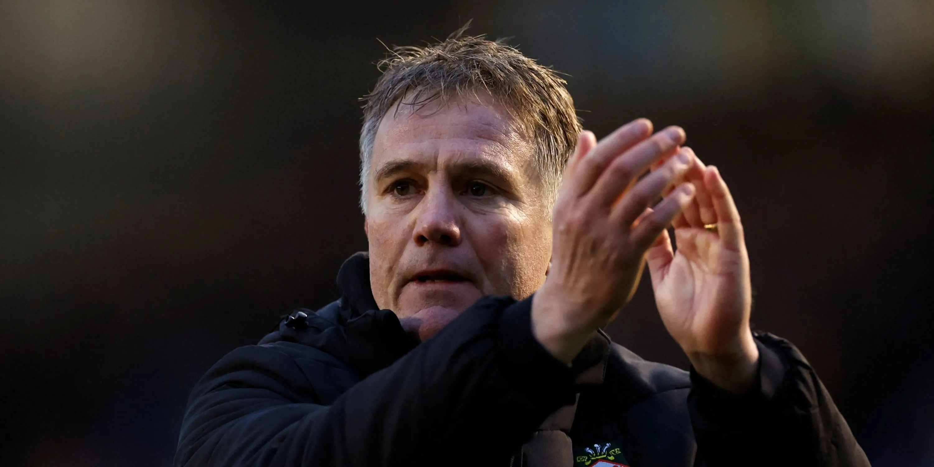 HLV Phil Parkinson của Wrexham trên sân, người đang dẫn dắt đội bóng thăng tiến nhanh tại bóng đá Anh