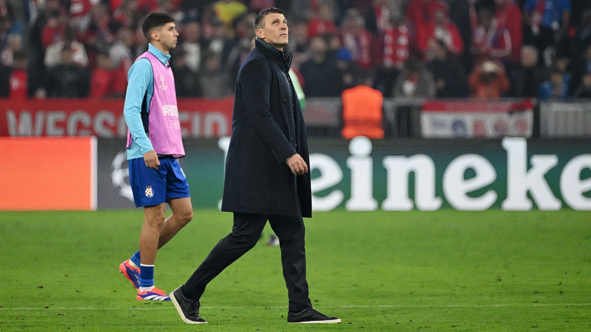 HLV Sergej Jakirovic chỉ đạo trong trận đấu của Dinamo Zagreb tại đấu trường châu Âu