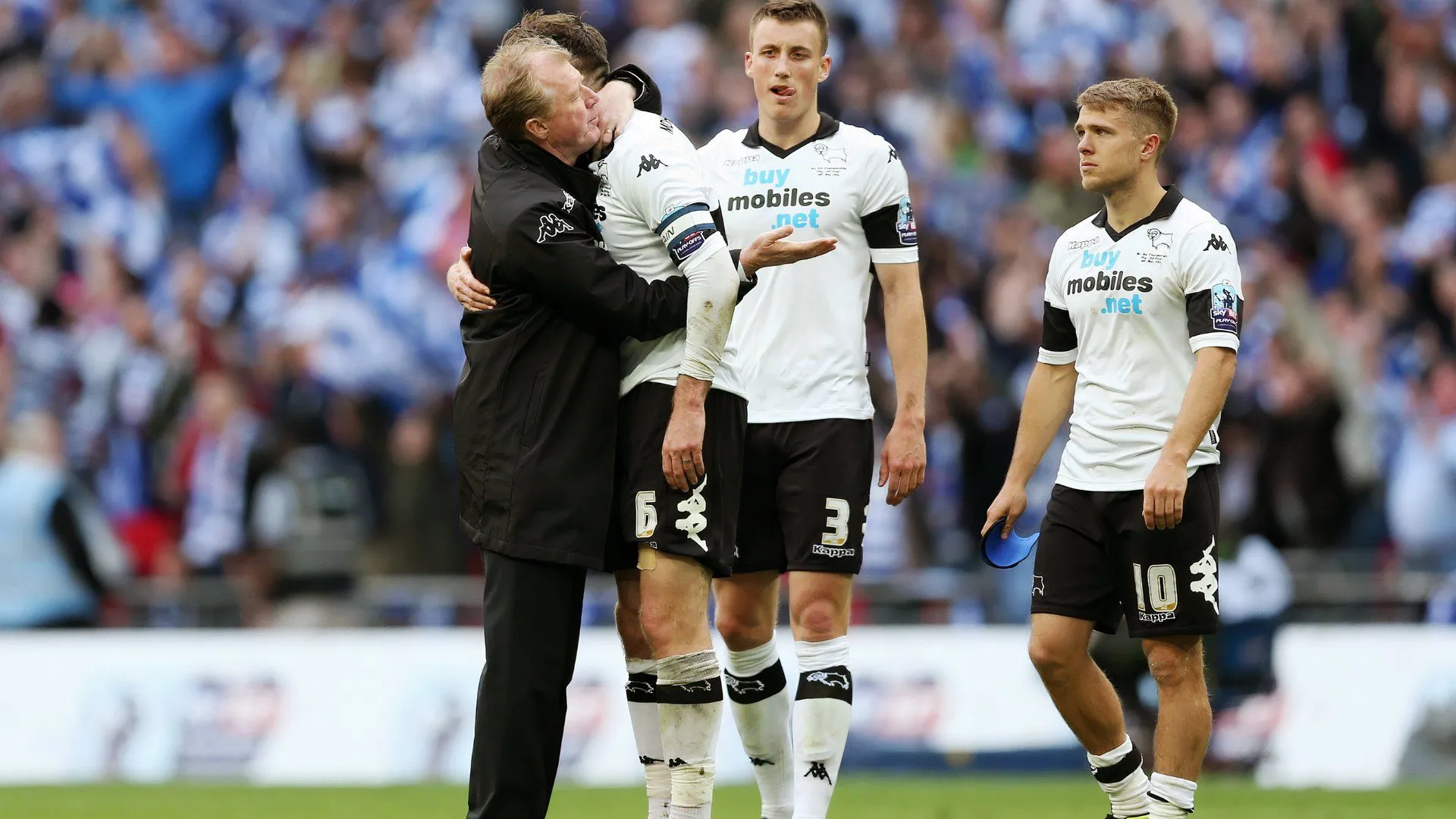 HLV Steve McClaren ôm Richard Keogh, Jamie Ward và Craig Forsyth phía sau