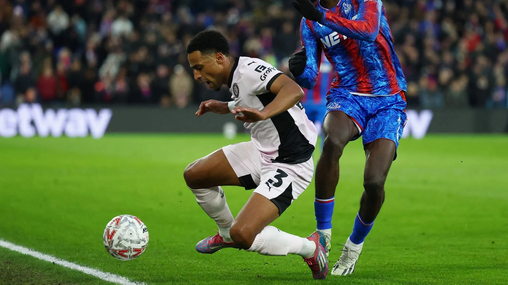 Ibou Touray trong màu áo Stockport County thi đấu