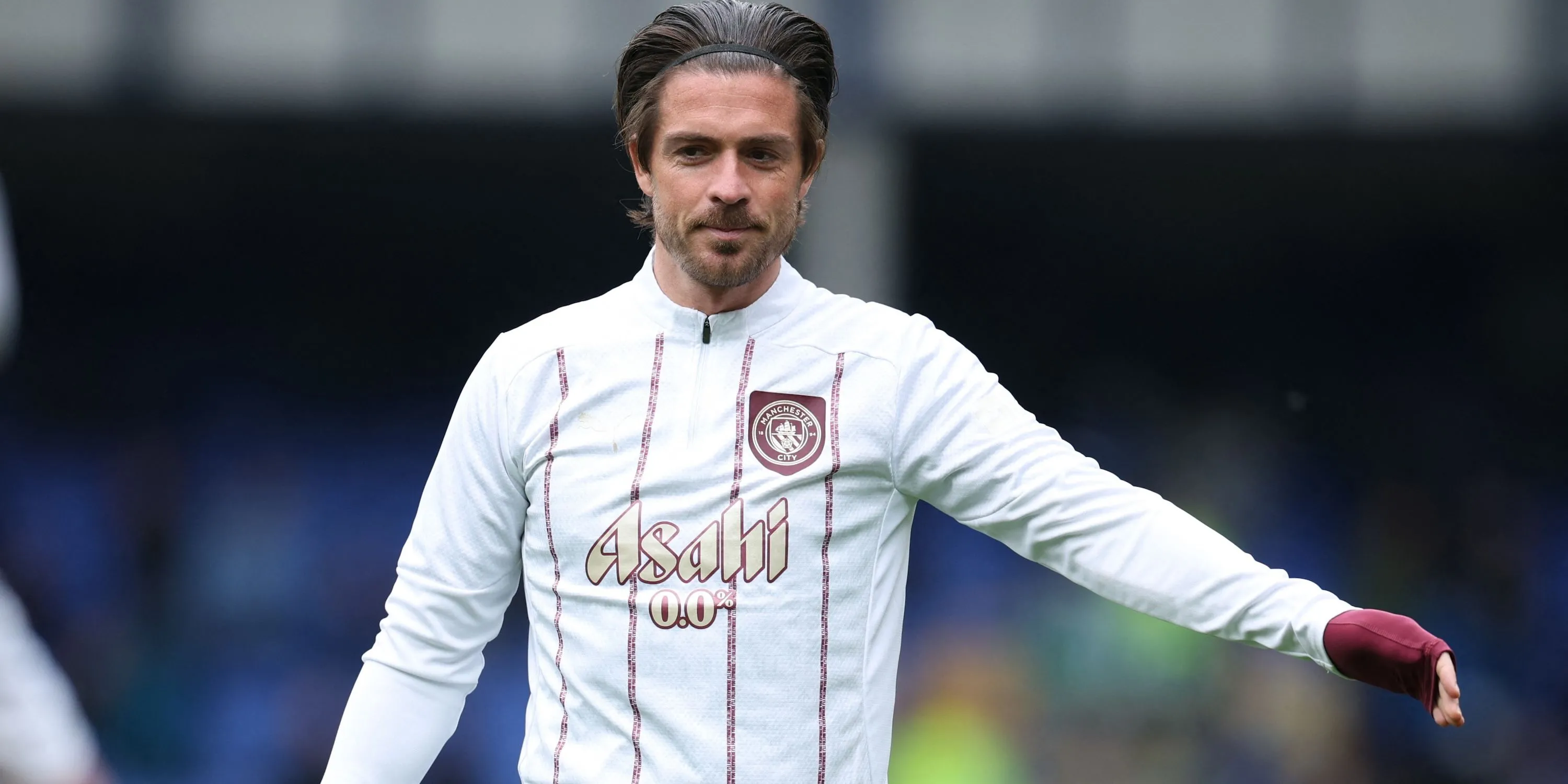 Jack Grealish khởi động trước trận đấu trong màu áo Manchester City