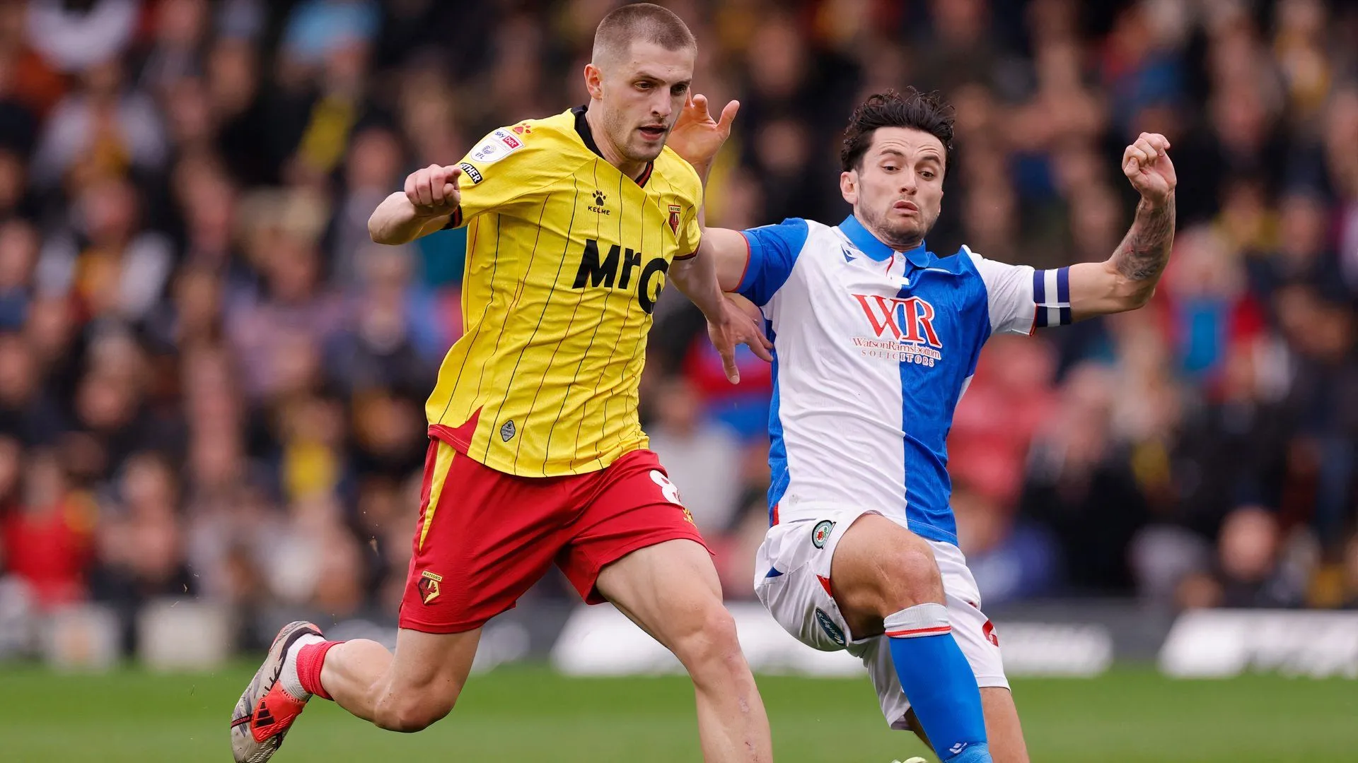 Một cầu thủ Blackburn Rovers đang thi đấu trên sân cỏ