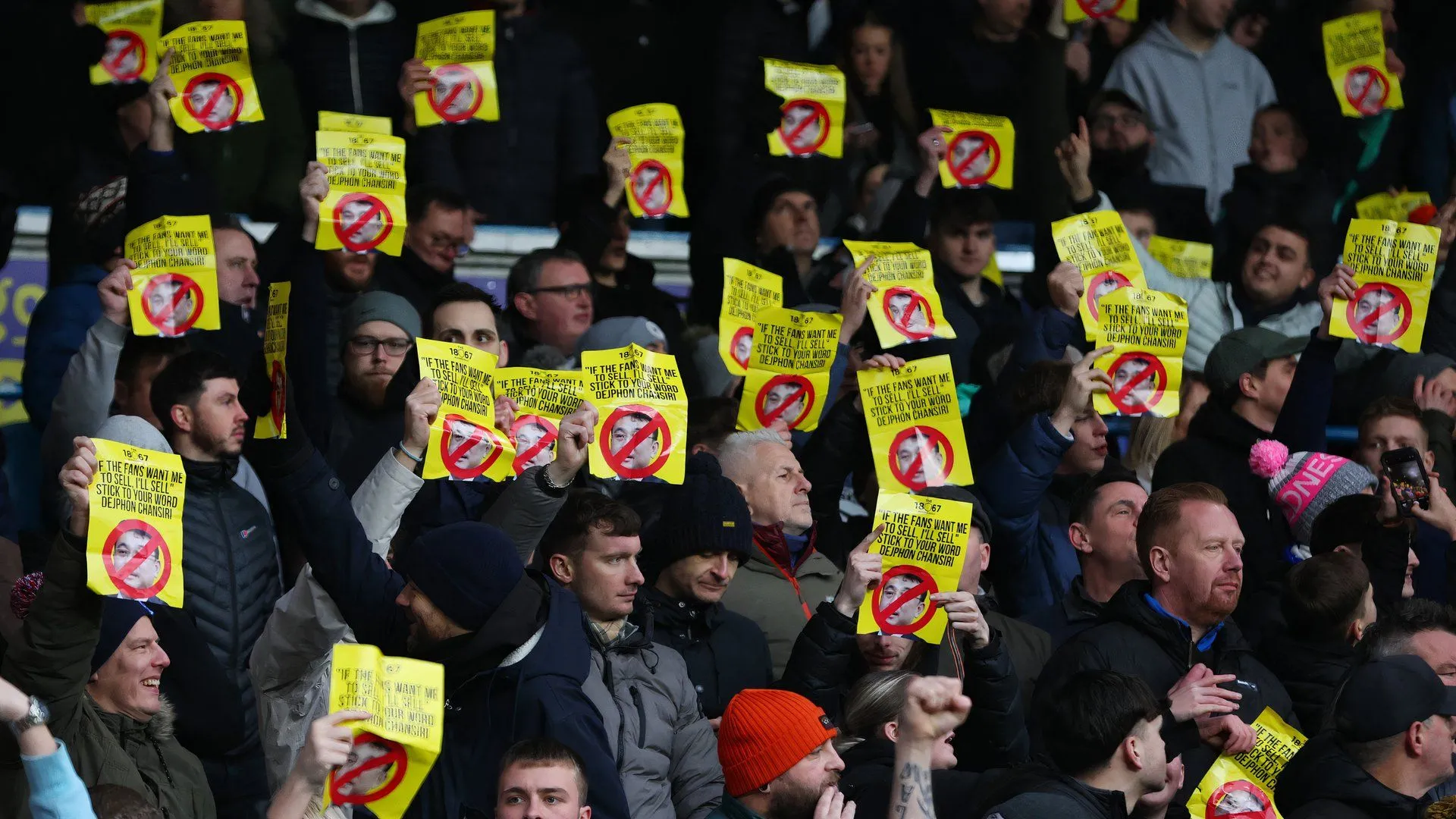Người hâm mộ Sheffield Wednesday phản đối chủ tịch Dejphon Chansiri