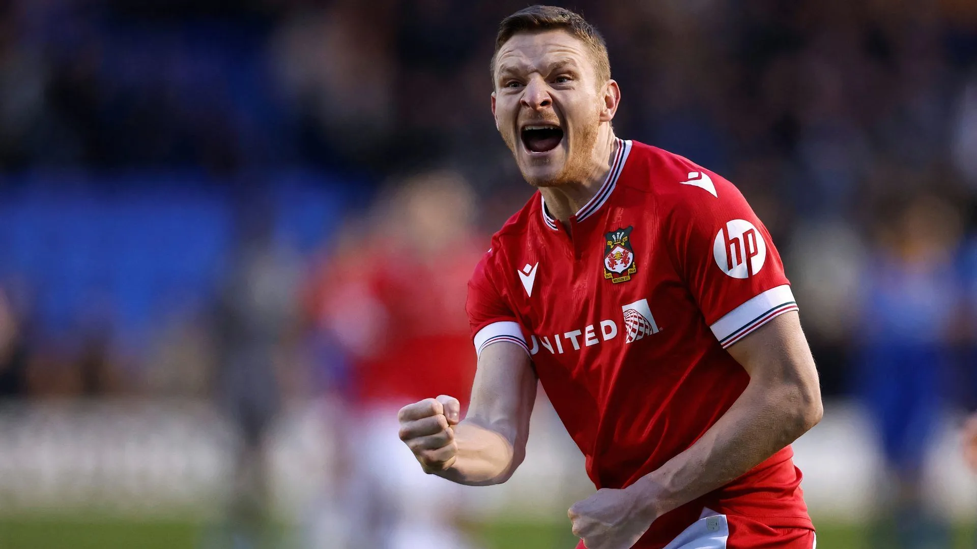 Paul Mullin trong màu áo Wrexham ăn mừng bàn thắng